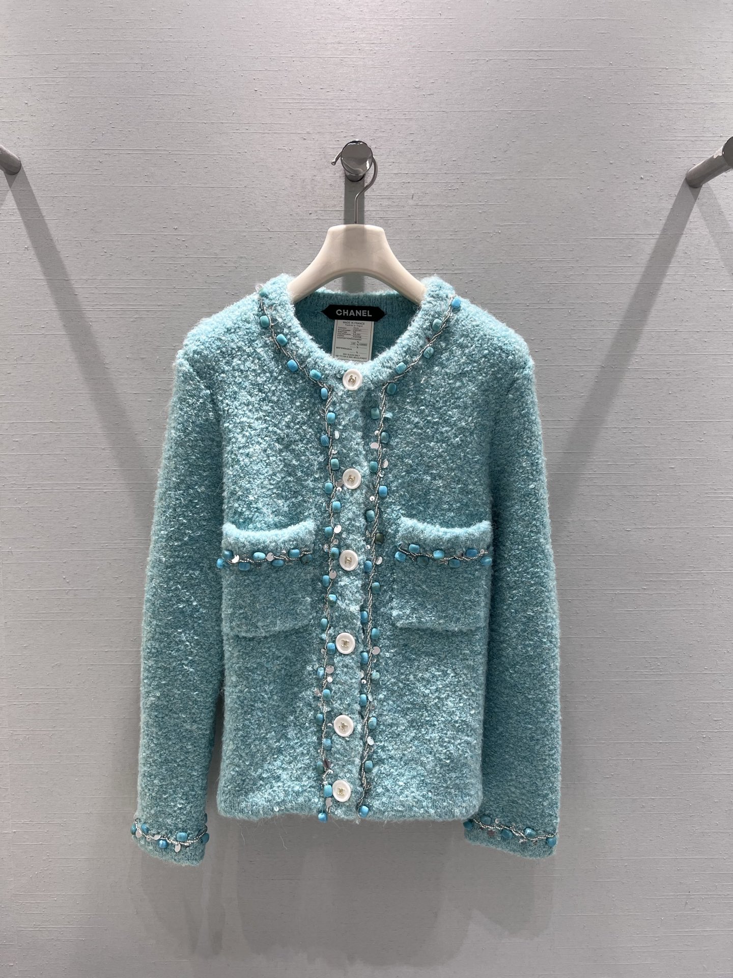 NO:534853,Support replacement Xiaoxiang CHAN**L2025FW high-end medieval series // Another masterpiece of the wool knitted cardigan medieval series!  1:1 top FK, exclusive first release; the brightest design of the silver chain is stringed with turquoise (turquoise) beads, the beads are fresh in color, and they complement the luster of the silver chain, and they are glossy under the light. The wool blended plaque is decorated with double C white buttons, neatly arranged and highly recognizable. SmL real-life details, chanel, alexander wang19860909支持换款 小香CHAN**L2025FW高级中古系列//羊毛针织开衫中古系列又一力作！1:1顶级FK,独家首发；整件最亮眼的设计银色链条串起 turquoise（绿松石色）珠饰,珠饰色泽清新,与银色链条的光泽交相辉映,在灯光下闪烁着迷人光彩.羊毛混纺门襟处点缀双C白色纽扣,排列整齐且极具辨识度.smL实拍细节图,,chanel,alexander wang,Women's clothing