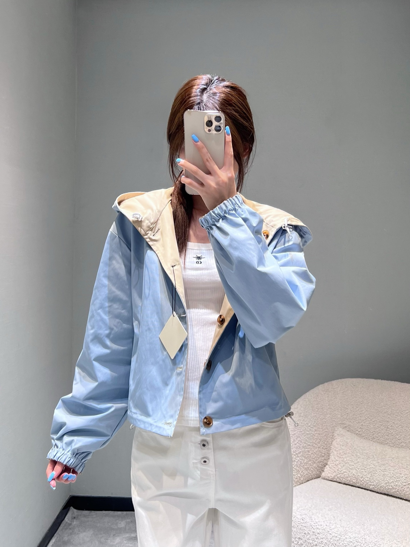 NO:536762,LOEW*2025FW autumn and winter new product series // Functional style jacket jacket with iconic logo on the chest; hooded style is casual and casual, drawstring details can be adjusted according to preference; retro-style brown button placket, large pockets on both sides are practical and beautiful, and the elastic design of the cuffs not only enhances the neatness of the overall shape, but also protects against wind and keeps warm. The short style is very friendly to all figures, easily creating a high waistline.smL,,loewe, jackets & coats, jackets & coats,hats,alexander wang19860909LOEW*2025FW秋冬新品系列//机能风夹克外套胸前饰标志性logo；连帽款式休闲随性,抽绳细节可根据喜好调节；复古风的棕色纽扣门襟,两侧大口袋实用又美观,袖口的松紧设计既提升了整体造型的利落感,又能防风保暖.短款版型对各种身材都很友好,轻松打造高腰线.smL,,loewe,jackets & coats,jackets & coats,hats,alexander wang,Women's clothing