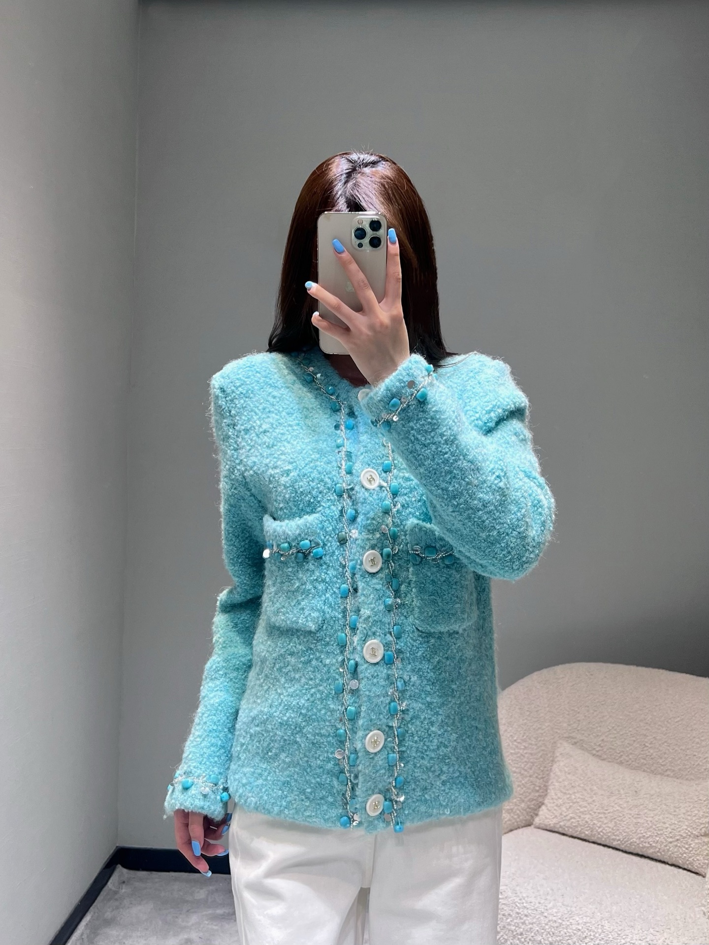 NO:534856,Xiaoxiang CHAN**L2025FW Advanced Medium Series // Another masterpiece of the wool knitted cardigan medium series!  1:1 top FK, exclusive first release; the brightest design of the whole silver chain is stringed with turquoise (turquoise) beads, the beads are fresh in color, and they complement the luster of the silver chain, and they are glossy under the light. The wool blended plaque is decorated with double C white buttons, neatly arranged and highly recognizable. smL, chanel, alexander wang19860909小香CHAN**L2025FW高级中古系列//羊毛针织开衫中古系列又一力作！1:1顶级FK,独家首发；整件最亮眼的设计银色链条串起 turquoise（绿松石色）珠饰,珠饰色泽清新,与银色链条的光泽交相辉映,在灯光下闪烁着迷人光彩.羊毛混纺门襟处点缀双C白色纽扣,排列整齐且极具辨识度.smL,,chanel,alexander wang,Women's clothing