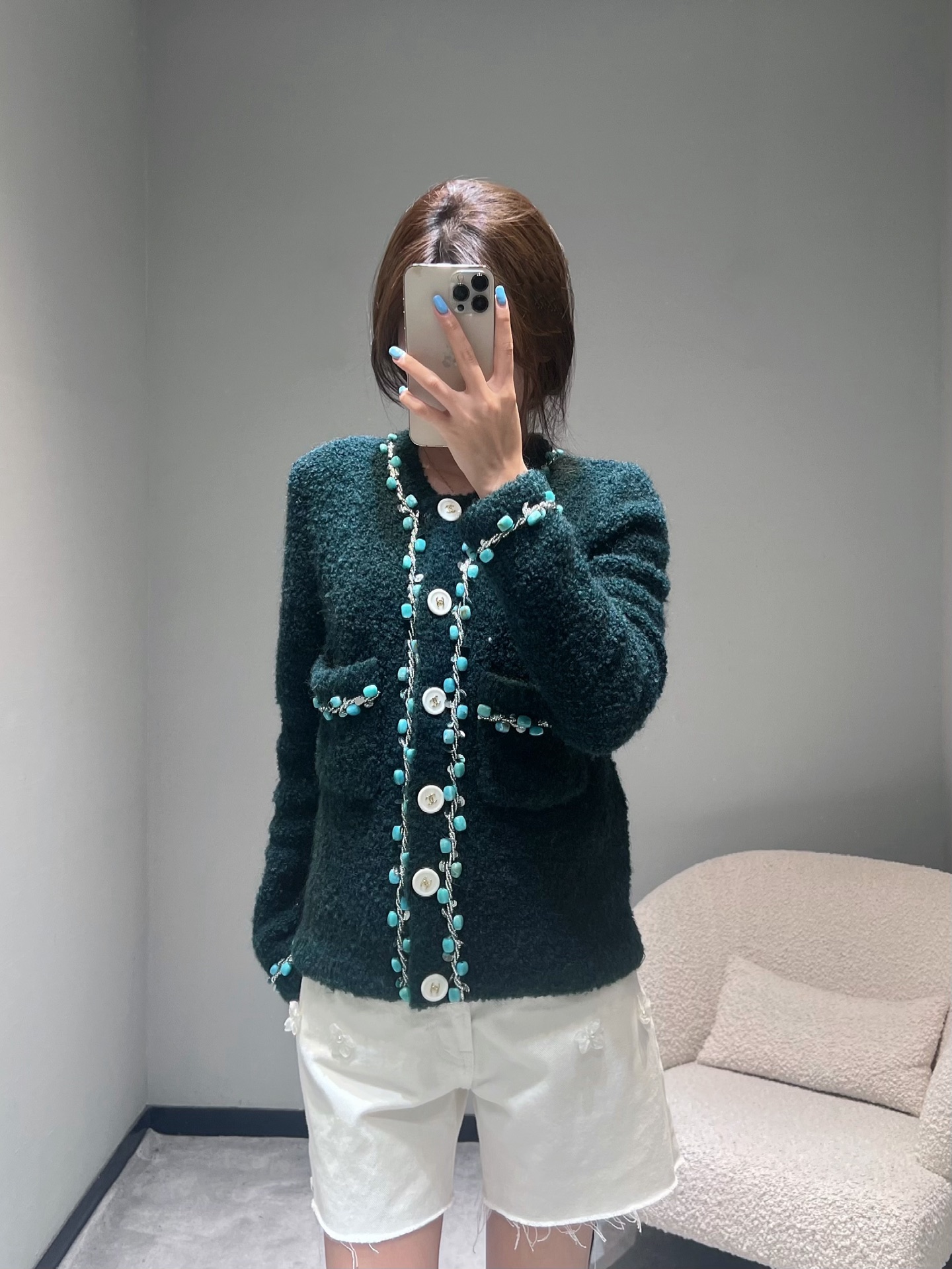 NO:534864,Xiaoxiang CHAN**L2025FW Advanced Medium Series // Another masterpiece of the wool knitted cardigan medium series!  1:1 top FK, exclusive first release; the brightest design of the whole silver chain is stringed with turquoise (turquoise) beads, the beads are fresh in color, and they complement the luster of the silver chain, and they are glossy under the light. The wool blended plaque is decorated with double C white buttons, neatly arranged and highly recognizable. smL, chanel, alexander wang19860909小香CHAN**L2025FW高级中古系列//羊毛针织开衫中古系列又一力作！1:1顶级FK,独家首发；整件最亮眼的设计银色链条串起 turquoise（绿松石色）珠饰,珠饰色泽清新,与银色链条的光泽交相辉映,在灯光下闪烁着迷人光彩.羊毛混纺门襟处点缀双C白色纽扣,排列整齐且极具辨识度.smL,,chanel,alexander wang,Women's clothing