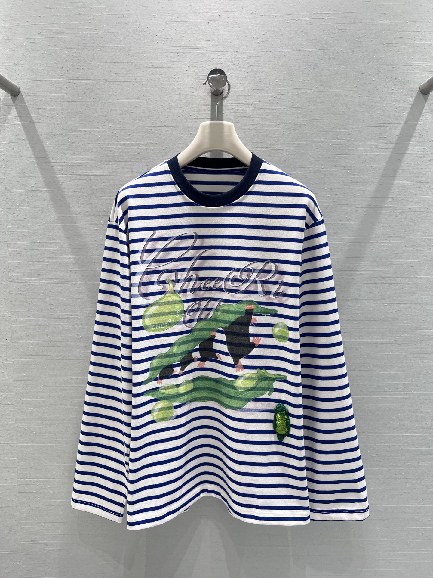 NO:534858,Support the replacement of the 2025FW autumn and winter limited new product series // Fun striped long-sleeved T-shirt paired with grid and threaded heavy-book production The whole pattern is composed of three-dimensional printed three-dimensional crochet; the design is unique, the pattern on the chest combines cute mole and pea elements, and the mole interacts playfully between pea pods, matching artistic fonts, full of vitality and fun; there is also the three-dimensional crochet pea decoration, which adds a unique sense of detail to the overall shape. SmL real-photo detailed pictures, tees, t-shirt, alexander wang19860909支持换款 2025FW秋冬限定新品系列//趣味条纹长袖T恤对格对线重本制作整件图案由立体印花立体钩织组成；设计上别出心裁,胸前的图案融合了可爱的鼹鼠与豌豆元素,鼹鼠在豌豆荚间俏皮互动,搭配艺术字体,充满活力与趣味；还有立体钩织的豌豆装饰,为整体造型增添了别致的细节感.smL实拍细节图,,tees，t-shirt,alexander wang,Women's clothing