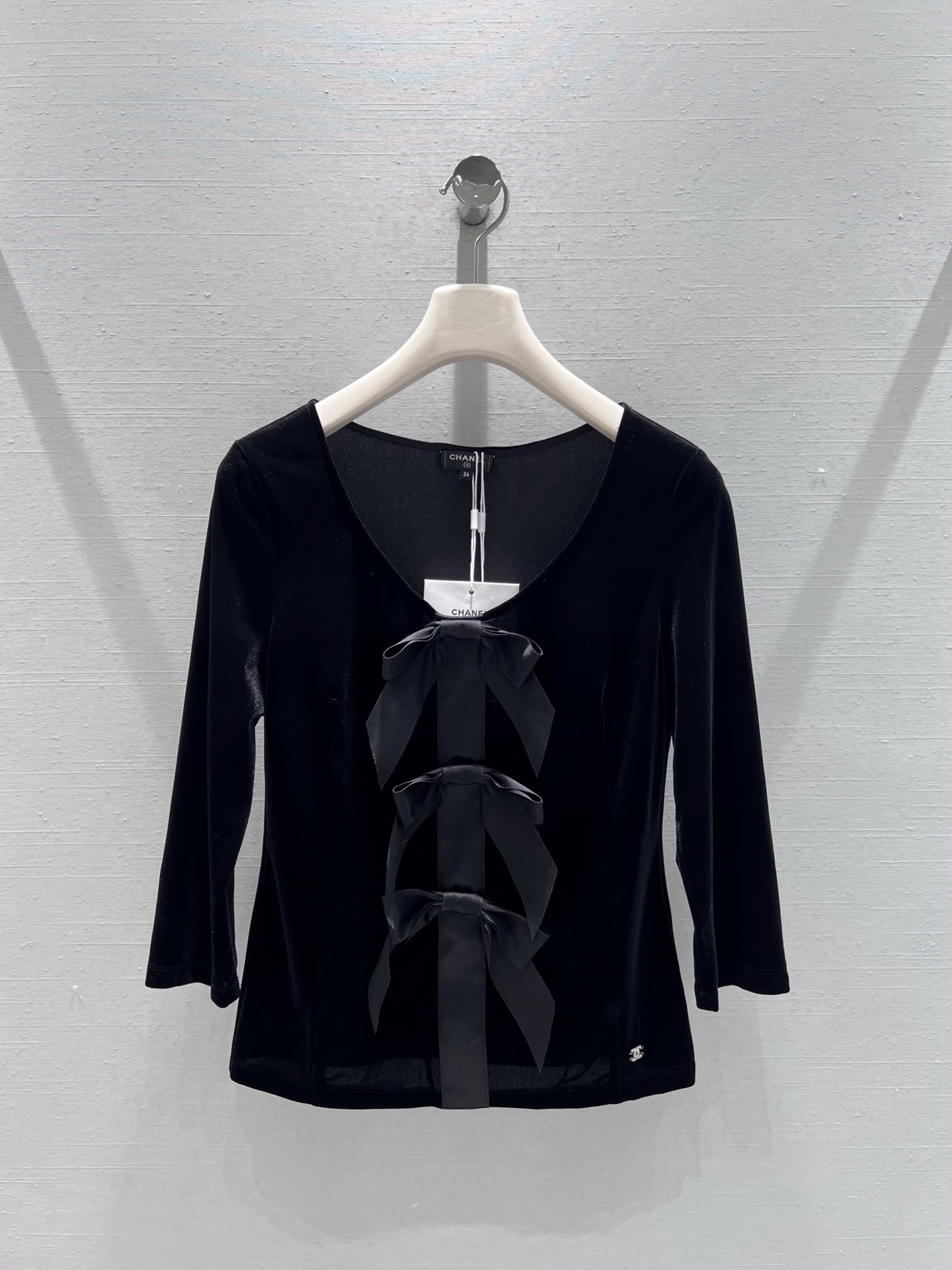 NO:536766,Support for the change of style. Xiaoxiang CHAN**L2025FW high-end ready-to-wear series//Gold velvet bow top with high-end gold velvet fabric. The unique smooth luster of velvet flows in the light, and the classic V-neck design modifies the neck lines; the three-dimensional bow created by satin ribbon injects a playful girlish atmosphere into the mature feeling of velvet. The satin and velvet material collision make the texture more rich. SmL real-life details, chanel, alexander wang19860909支持换款 小香CHAN**L2025FW高级成衣系列//金丝绒蝴蝶结上衣高级金丝绒面料 丝绒特有的柔滑光泽在光线中流转,经典V领设计修饰颈部线条；缎面丝带打造的立体蝴蝶结的灵动造型为丝绒的成熟感注入了俏皮的少女气息,缎面与丝绒的材质碰撞,让质感层次更加丰富.smL实拍细节图,,chanel,alexander wang,Women's clothing