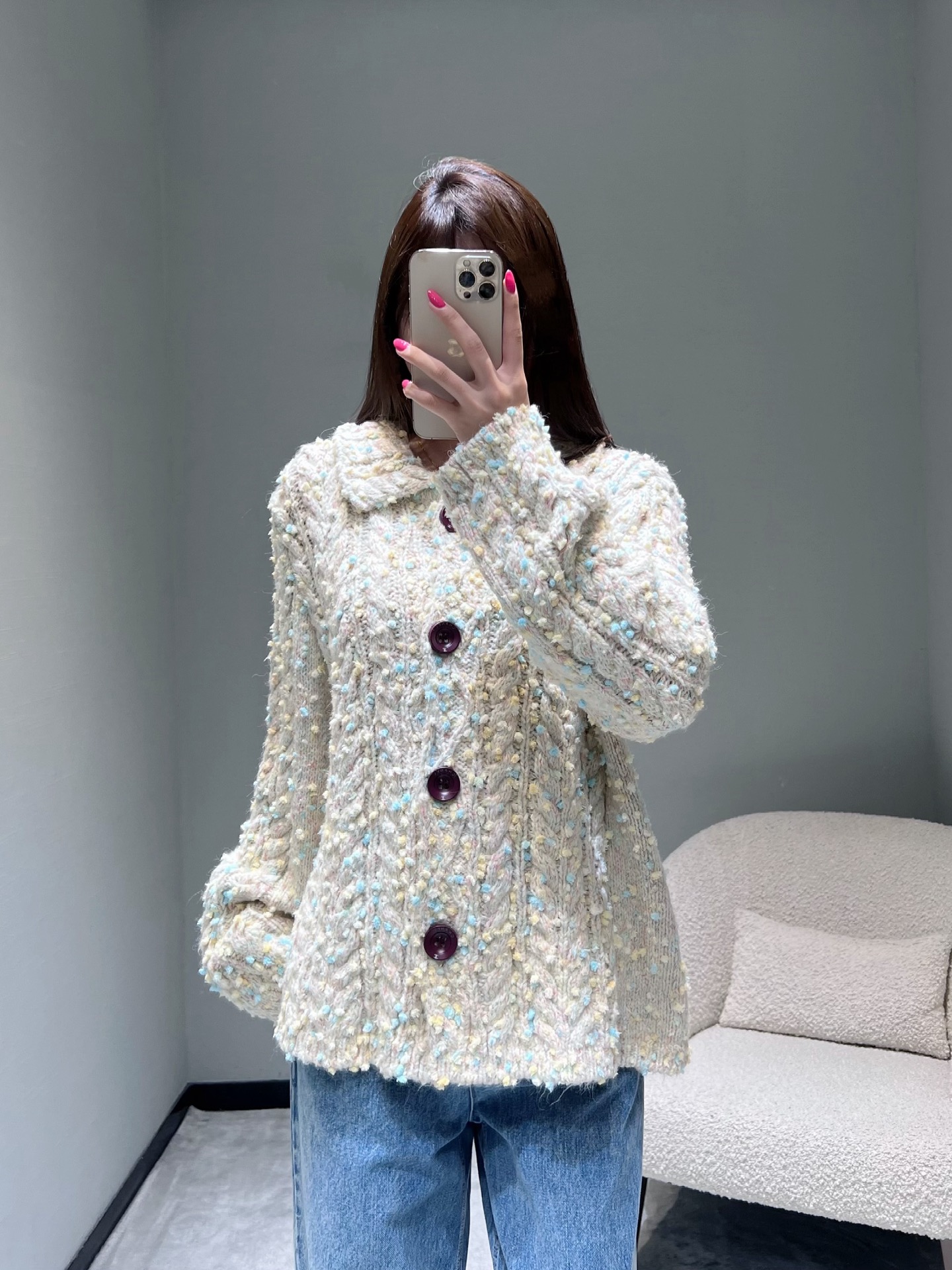 NO:536738,Xiaoxiang CHAN**L2025FW high-end handicraftsmanship series //The exquisite craftsmanship of the tweed cardigan jacket from France makes the knitted texture sparse and dense, retaining the retro texture of the tweed. It combines delicate tweed knitting with yarn, and presents a rich texture under the twisted weaving technique, as if the charm of the spring garden is frozen on the body; the classic lapel design is matched with CC buttons, and every detail continues the luxurious style of Chanel., chanel, chanel, jackets & coats, alexander wang19860909小香CHAN**L2025FW高级手工坊系列//粗花呢开衫外套法国原产的精湛工艺让针织纹理疏密有致,保留了粗花呢的复古质感,以细腻粗花呢针织糅合纱线,在绞花编织技法下呈现出层次丰富的肌理,仿佛将春日花园的烂漫定格于衣身；经典翻领设计搭配CC纽扣,每一处细节都延续着香奈儿的奢华格调.,,chanel,chanel,jackets & coats,alexander wang,Women's clothing