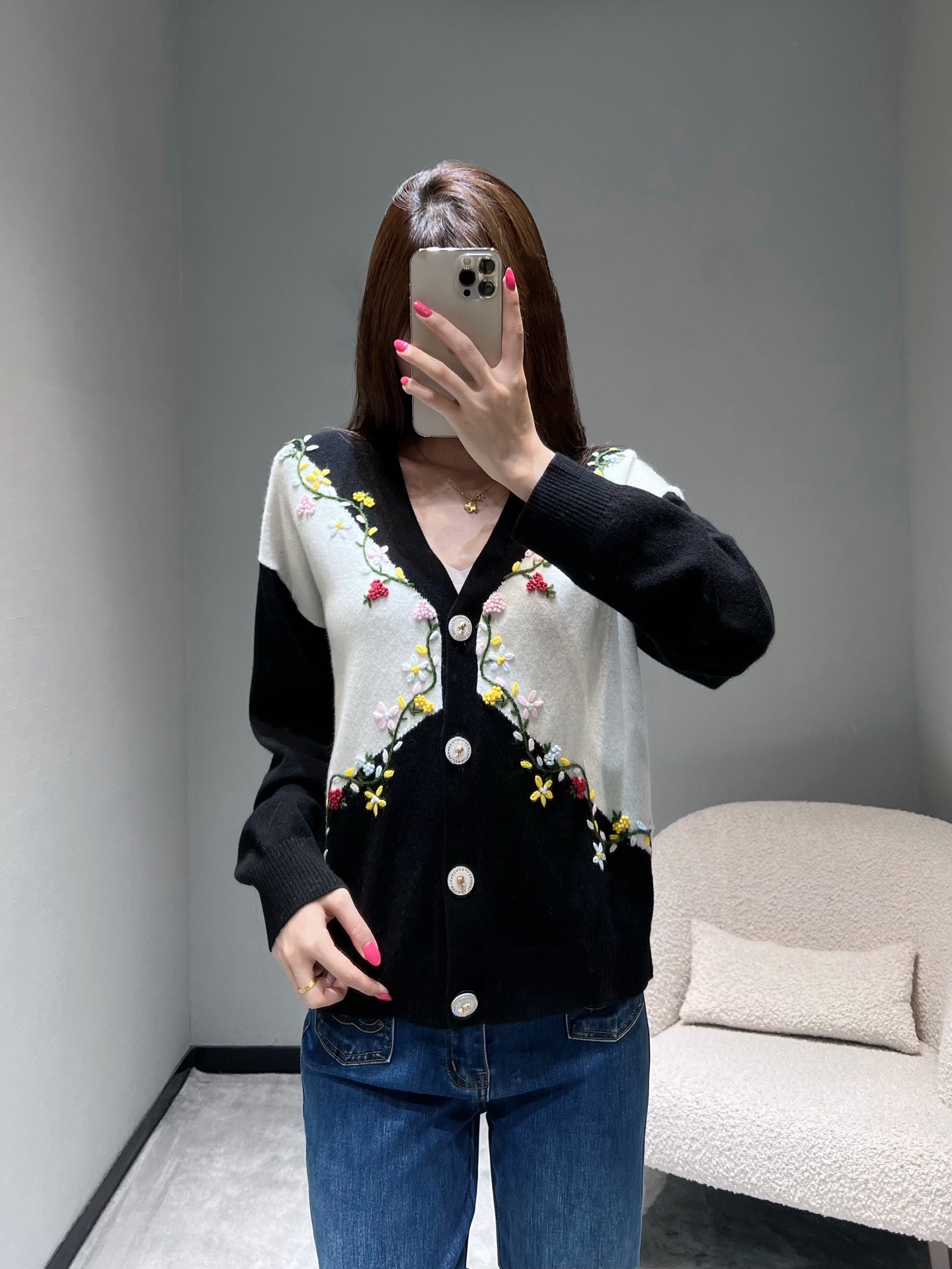 NO:536728,Xiaoxiang CHAN**L2025FW high-end handicraft workshop series // Geometric diamond sweater cardigan YB1:1 custom fabric top-level handmade series, geometric splicing with classic black and white blocks, forming an X-shaped structure with great visual impact, injecting modern architectural aesthetics. Hand-embroidered flower vines, green branches and vines, V-neck design is elegant and atmospheric, and paired with metal buttons with double C logos, each one is like exquisite jewelry embellishment. smL, chanel, sweaters, alexander wang19860909小香CHAN**L2025FW高级手工坊系列//几何菱格毛衣开衫YB1:1定制面料顶级手工系列,以经典黑白色块进行几何拼接,形成极具视觉冲击力的X型结构,注入现代感建筑美学.手工刺绣的花藤,绿色枝蔓缠绕,V领设计优雅大气,搭配镶嵌双C标识的金属纽扣,每一颗都如精致的珠宝点缀.smL,,chanel,sweaters,alexander wang,Women's clothing