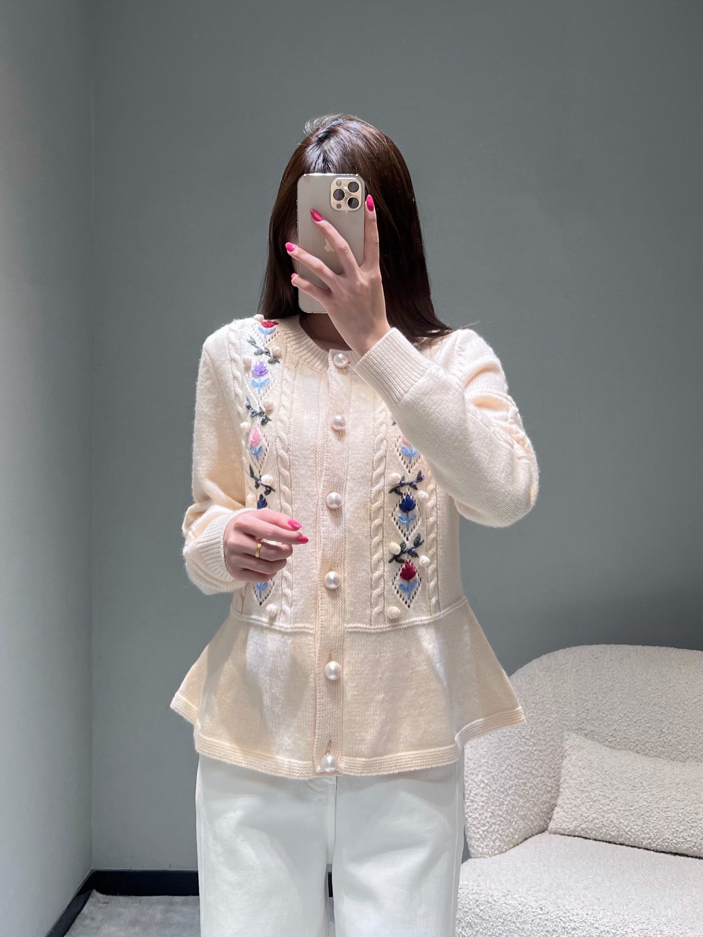 NO:536755,Xiaoxiang CHAN**L2025FW high-end handicraft workshop series // Top craftsmanship of wool knitted twisted cardigans, 1:1 wool blended knitted yarn, gentle apricot color, hand-embroidered colorful flower clusters and round wool balls are blooming on both sides of the clothes, making every detail full of agility. The classic round neck design is matched with the iconic pearl buttons, the warm luster of the pearl complements the soft texture of the knit; the small skirt design makes the temperament more gentle., chanel, skirts, alexander wang19860909小香CHAN**L2025FW高级手工坊系列//羊毛针织麻花开衫顶级工艺制作,1:1羊毛混纺针织纱线,温柔米杏色,衣身两侧绽放着手工刺绣的缤纷花簇圆润毛球,让每一处细节都充满灵动.经典圆领设计搭配标志性珍珠纽扣,珍珠的温润光泽与针织的柔软质感相得益彰；小裙摆设计更显气质温柔.,,chanel,skirts,alexander wang,Women's clothing