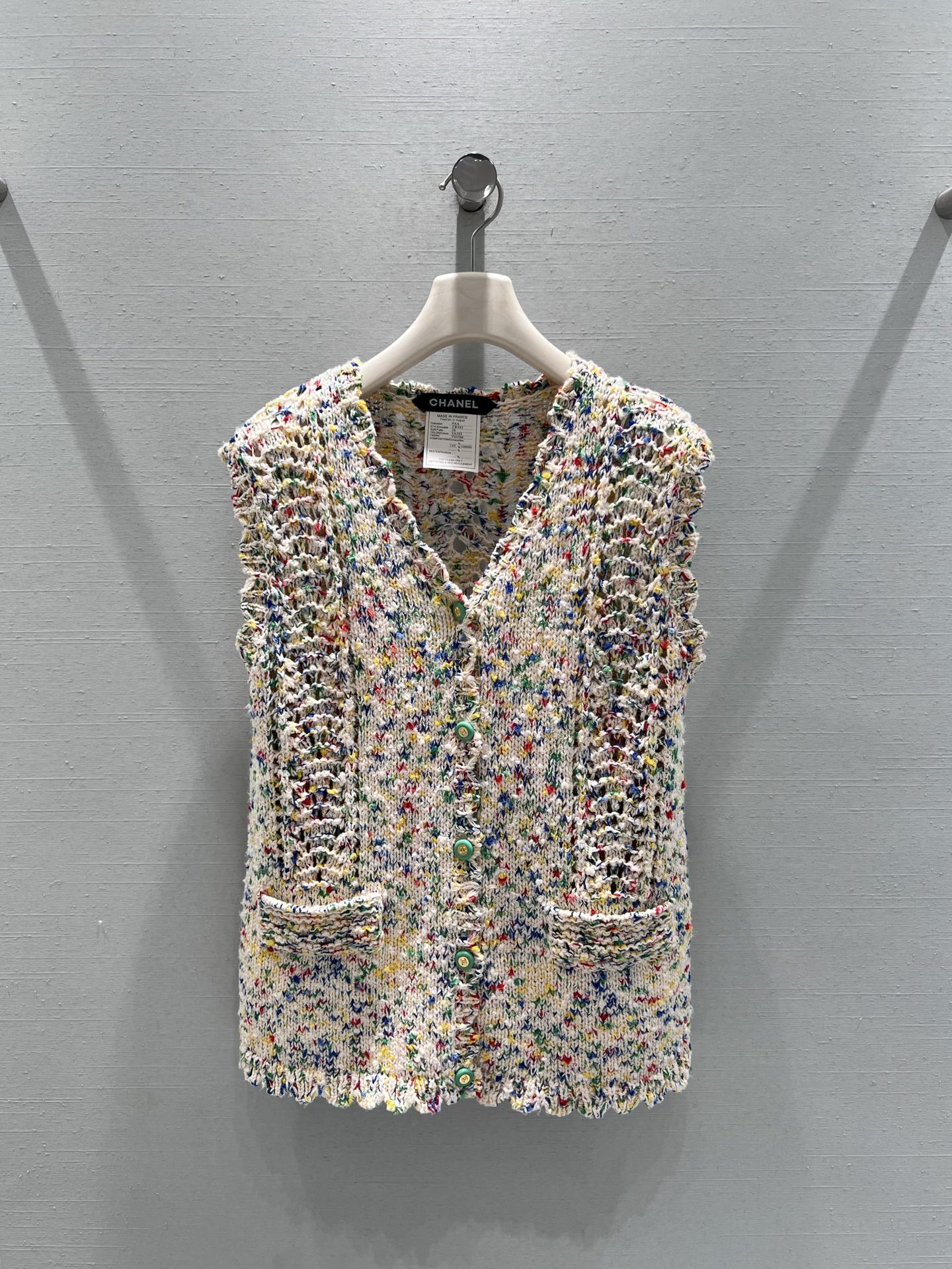 NO:544986,Support the replacement of Xiaoxiang CHAN**L2025FW high-end handicraft workshop series //The top version of the colorful floral wool knitted vest is available in large quantities, and the exclusive delicate knitting process is created. The colorful colors such as green, yellow, red, blue are knitted into the yarn to create a tweed texture like a spring garden. Every inch of the fabric flows with retro and romantic atmosphere. Paired with Xiaoxiang logo green buttons, the details show exquisite smL real-life details, chanel, alexander wang19860909支持换款小香CHAN**L2025FW高级手工坊系列//彩色花昵羊毛针织马甲顶级版本大货出,独家款细腻针织工艺打造,将绿、黄、红、蓝等缤纷色彩揉进纱线,织就出如同春日花园般的花呢纹理,每一寸面料都流淌着复古与浪漫的气,搭配小香logo绿色纽扣,细节处尽显精致smL实拍细节图,,chanel,alexander wang,Women's clothing