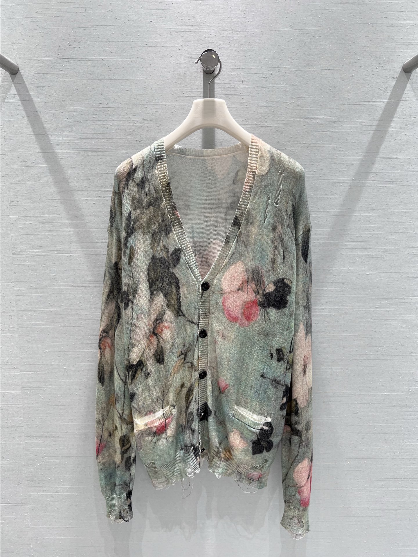 NO:545000,Support the replacement of R13 2025FW autumn and winter new product series // Ink painting wool knitted cardigan super popular Chinese style top version of cardigan is coming!  The body uses ink paintings and floral patterns, with pink, blue and green colors blending, and the water waves rippling, like a scroll. The fringe treatment at the edge adds a bit of casual and unrestrained trend. The fabric is light and soft, the wool blended knitted texture is delicate, and the upper body is extremely gentle. SML real-life details, alexander wang19860909支持换款R13 2025FW秋冬新品系列//水墨画羊毛针织开衫超火中式风顶级版本开衫来袭！衣身采用水墨画花卉图案,粉色、蓝绿色等色彩交融,水波荡漾中、宛如一幅画卷.边缘的毛边处理增添了几分随性不羁的潮流感.面料轻薄柔软,羊毛混纺针织质感细腻,上身极致温柔风.sml实拍细节图,,alexander wang,Women's clothing