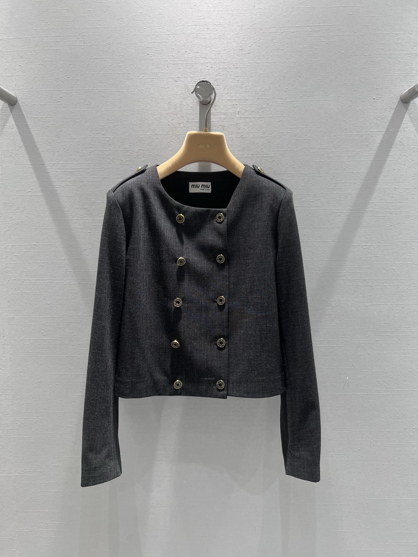 NO:544973,Supports the change of MIU **L2025FW autumn and winter new product series //Wide-legged trousers suits are perfectly blended with exquisite and retro style. The three-dimensional tailored super styling top adopts a short design, the round neck is paired with double rows of gold buttons, the metal decoration on the shoulders and the fabric are crisp and stylish, highlighting the neat feeling. The bottom is wide-legged trousers, the style is loose and atmospheric, and the texture is high-end, which can be easily controlled whether it is for workplace commuting or attending formal occasions. SML real-life details, miumiu, jackets & coats, business suit, alexander wang19860909支持换款 MIU **L2025FW秋冬新品系列//阔腿裤西装外套套装精致与复古风格的完美融合,立体剪裁超有型上衣采用短款设计,圆领搭配双排金色纽扣,肩部的金属装饰、面料挺括有型,凸显利落感.下装是阔腿长裤,版型宽松大气,质感高级,无论是职场通勤还是出席正式场合都轻松驾驭.sml实拍细节图,,miumiu,jackets & coats,business suit,alexander wang,Women's clothing