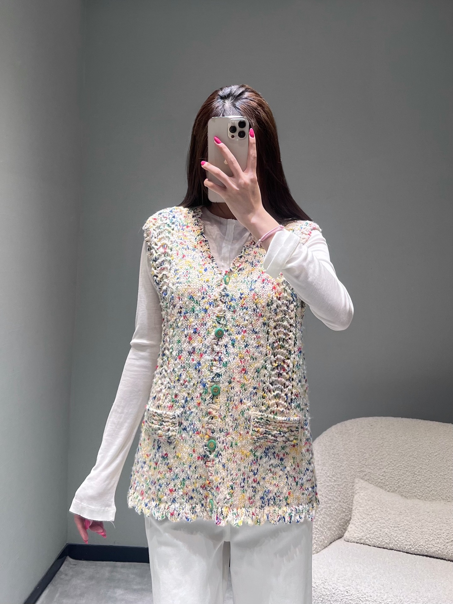 NO:544993,Xiaoxiang CHAN**L2025FW high-end handicraft workshop series //The top version of the colorful floral wool knitted vest is available in large quantities, and the exclusive delicate knitting process is created. The colorful colors such as green, yellow, red, and blue are knitted into the yarn to create a tweed texture like a spring garden. Every inch of the fabric flows with retro and romantic atmosphere. Paired with Xiaoxiang logo green buttons, the details are exquisite smL, chanel, alexander wang19860909小香CHAN**L2025FW高级手工坊系列//彩色花昵羊毛针织马甲顶级版本大货出,独家款细腻针织工艺打造,将绿、黄、红、蓝等缤纷色彩揉进纱线,织就出如同春日花园般的花呢纹理,每一寸面料都流淌着复古与浪漫的气,搭配小香logo绿色纽扣,细节处尽显精致smL,,chanel,alexander wang,Women's clothing