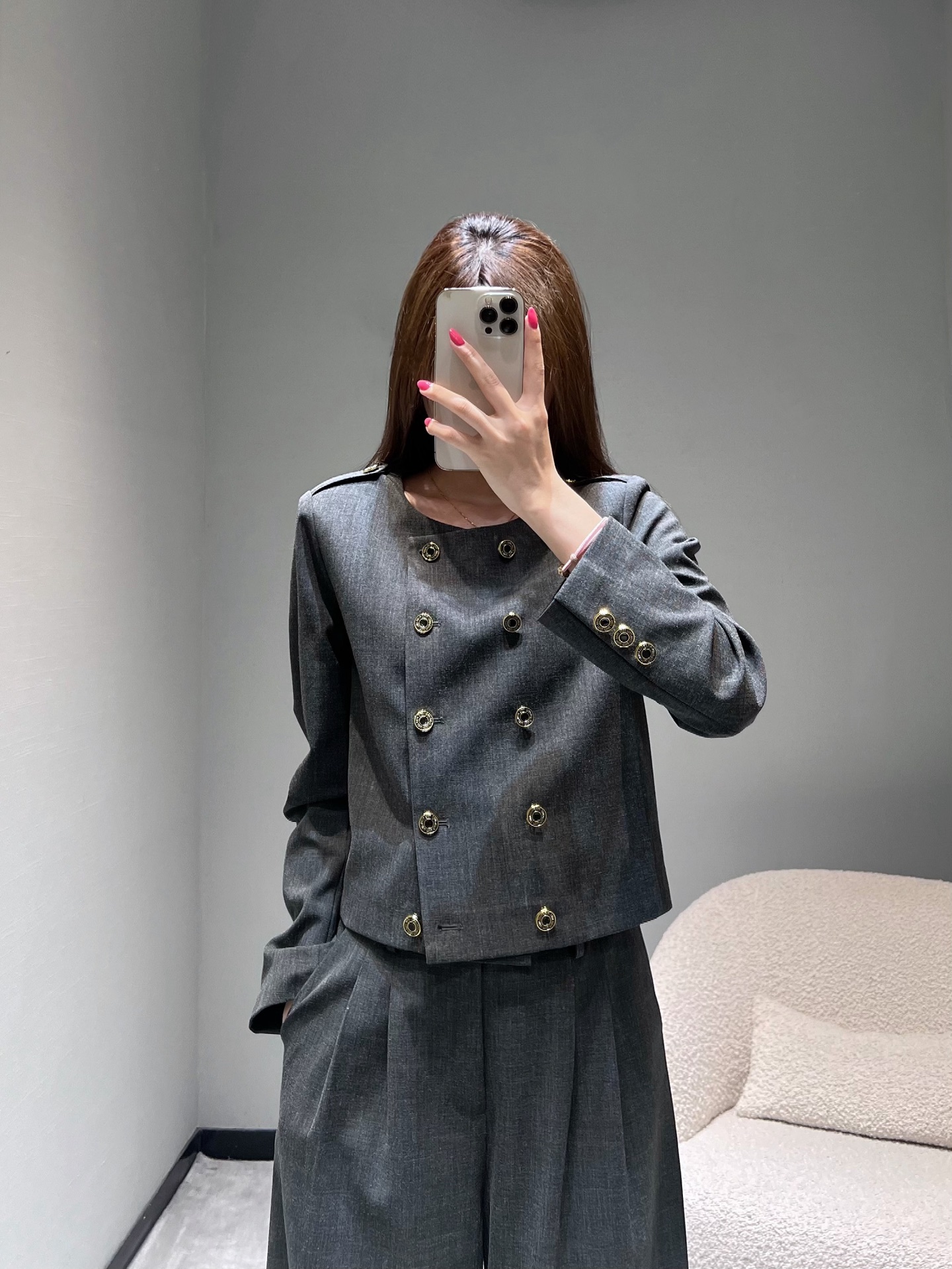 NO:544979,MIU **L2025FW autumn and winter new product series //Wide leg trousers suit perfectly blends exquisiteness and retro style, three-dimensional tailored super styling top adopts a short design, round neck with double rows of gold buttons, metal decoration on the shoulders and fabric are crisp and stylish, highlighting the neat feeling. The bottom is wide-leg trousers, with loose and atmospheric style and high-quality texture, which can be easily controlled whether it is for workplace commuting or attending formal occasions.sml,,miumiu, jackets & coats,business suit,alexander wang19860909MIU **L2025FW秋冬新品系列//阔腿裤西装外套套装精致与复古风格的完美融合,立体剪裁超有型上衣采用短款设计,圆领搭配双排金色纽扣,肩部的金属装饰、面料挺括有型,凸显利落感.下装是阔腿长裤,版型宽松大气,质感高级,无论是职场通勤还是出席正式场合都轻松驾驭.sml,,miumiu,jackets & coats,business suit,alexander wang,Women's clothing