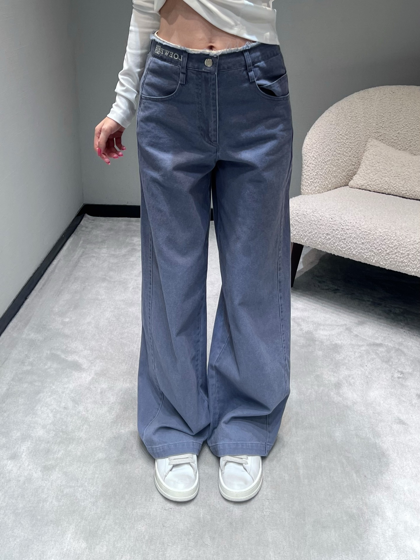 NO:545018,LOEW*2025FW autumn and winter first new product series // Denim trousers wash multiple times to wash out the top-level version of denim fabric with high texture and no hardness, the waist logo embroidery design is small and exquisite, and the waist burrs are treated, becoming the visual focus of the entire trousers, and the details show luxury and design ingenuity.sml,,loewe,alexander wang19860909LOEW*2025FW秋冬首发新品系列//牛仔长裤多次水洗工艺,才能洗出质感上乘不发硬的牛仔面料顶级版本腰间logo刺绣设计小巧精致,腰部毛边处理,成为整个长裤的视觉焦点,细节处尽显奢华与设计巧思.sml,,loewe,alexander wang,Women's clothing