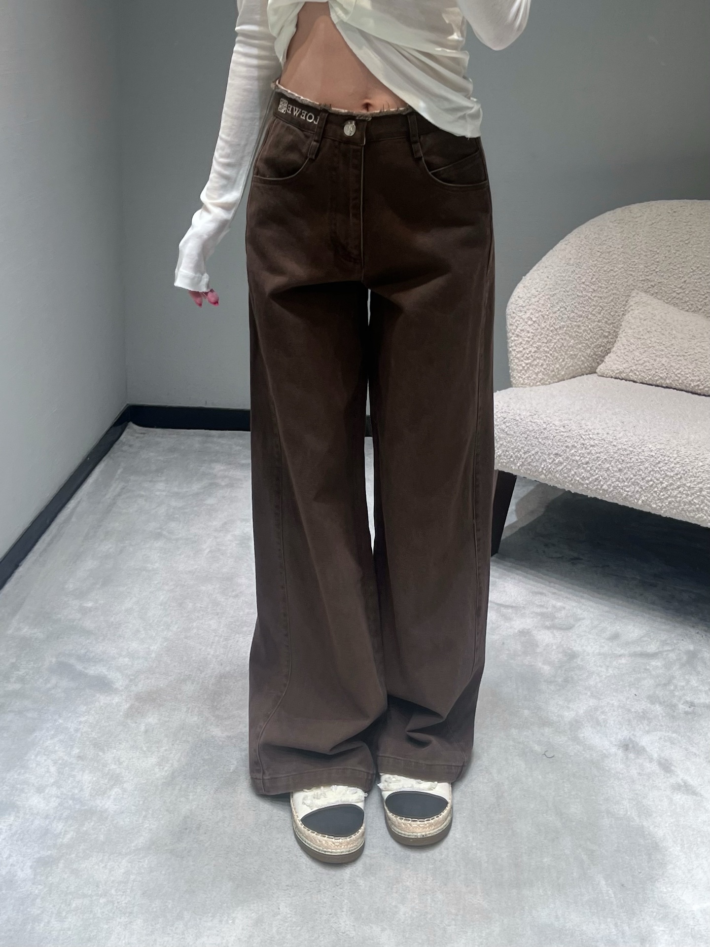 NO:545034,LOEW*2025FW autumn and winter first new product series // Denim trousers wash multiple times to wash out the top-level version of denim fabric with high texture and no hardness, the waist logo embroidery design is small and exquisite, and the waist burrs are treated, becoming the visual focus of the entire trousers, and the details show luxury and design ingenuity.sml,,loewe,alexander wang19860909LOEW*2025FW秋冬首发新品系列//牛仔长裤多次水洗工艺,才能洗出质感上乘不发硬的牛仔面料顶级版本腰间logo刺绣设计小巧精致,腰部毛边处理,成为整个长裤的视觉焦点,细节处尽显奢华与设计巧思.sml,,loewe,alexander wang,Women's clothing