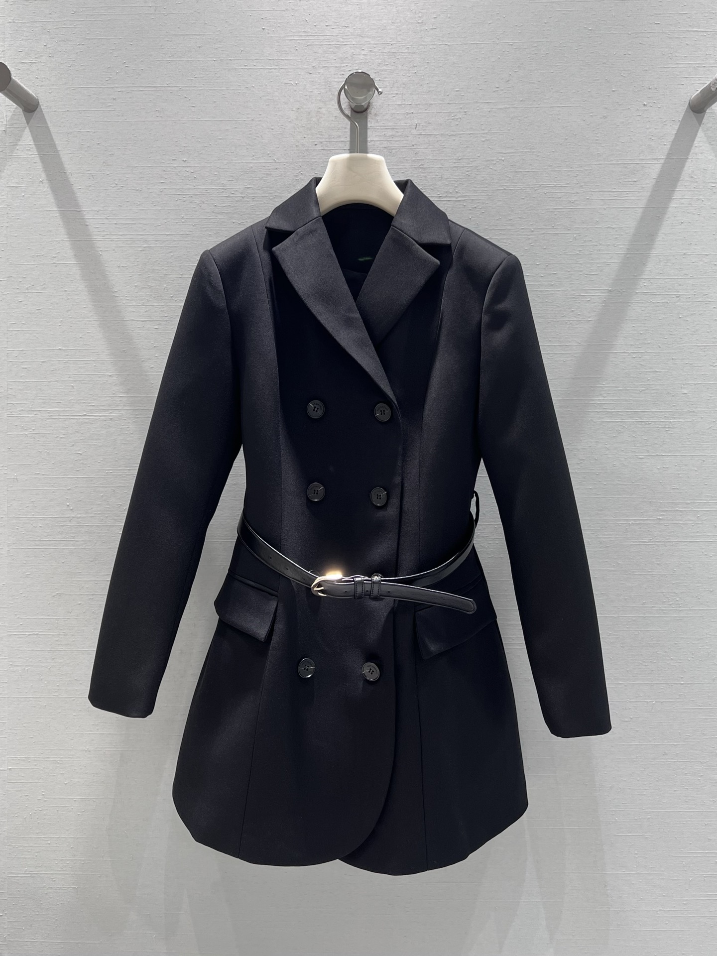 NO:547808,Support the replacement of the 2025FW autumn and winter new product series //The long belt suit jacket is made of high-end worsted fabric, with a good texture and draping feeling, high temperature and hot shape, and is not easy to deform. The neat double-breasted design, paired with a crisp flat collar, shows the ability and aura; the black belt around the waist can be adjusted freely, easily outlining the waistline, a must-have autumn and winter battle uniform for women, with a full aura. SmL real-life detailed pictures, Jackets & coats, business suit, alexander wang19860909支持换款2025FW秋冬新品系列//长款腰带西装外套采用高级精纺面料,质感十足垂坠感好,高温大烫定型,不易变形.利落的双排扣设计,搭配挺括的平驳领,尽显干练气场；腰间的黑色皮带可自由调节,轻松勾勒出腰线,大女人必备秋冬战服,气场拉满.smL实拍细节图,,jackets & coats,business suit,alexander wang,Women's clothing