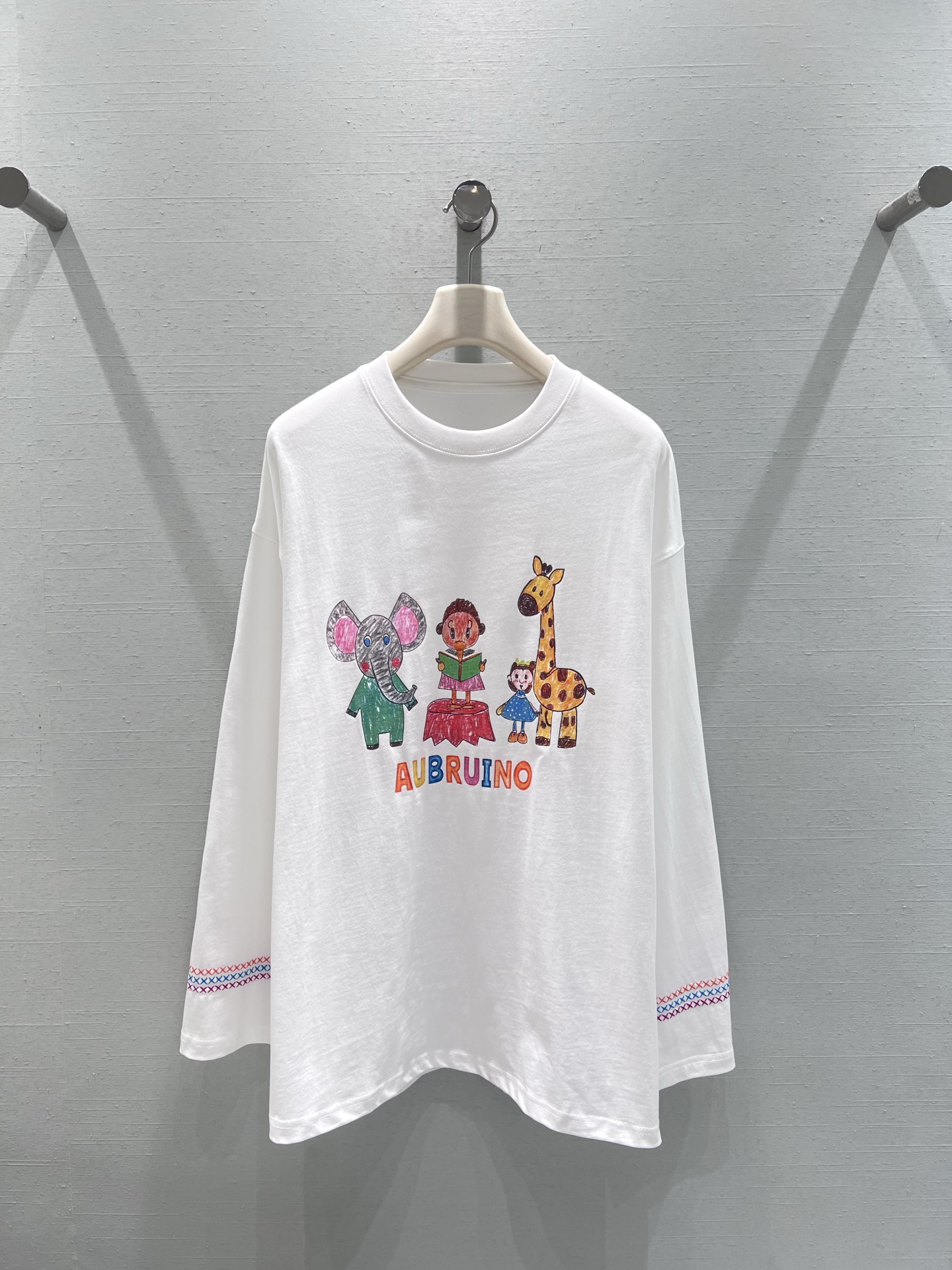 NO:547023,Support the replacement of the 2025SS early autumn new product series // Fun long-sleeved T-shirt, the worsted cotton is soft and comfortable, with colorful embroidery and excellent craftsmanship. The front is printed with colorful cartoon patterns, and the colorful letters at the bottom are embellished, adding a playful feeling to the whole. The colorful striped embroidery details at the cuffs are exquisite and eye-catching, making the simple white T no longer monotonous. Sml real-life details, tees, t-shirt, alexander wang19860909支持换款2025SS早秋新品系列//趣味长袖T恤精纺棉质地柔软舒适,刺绣彩色印花,工艺上乘.正面印有色彩缤纷的卡通图案,下方彩色字母点缀,为整体增添了俏皮感.袖口处的彩色条纹刺绣细节,精致又吸睛,让简约的白T不再单调.sml实拍细节图,,tees，t-shirt,alexander wang,Women's clothing