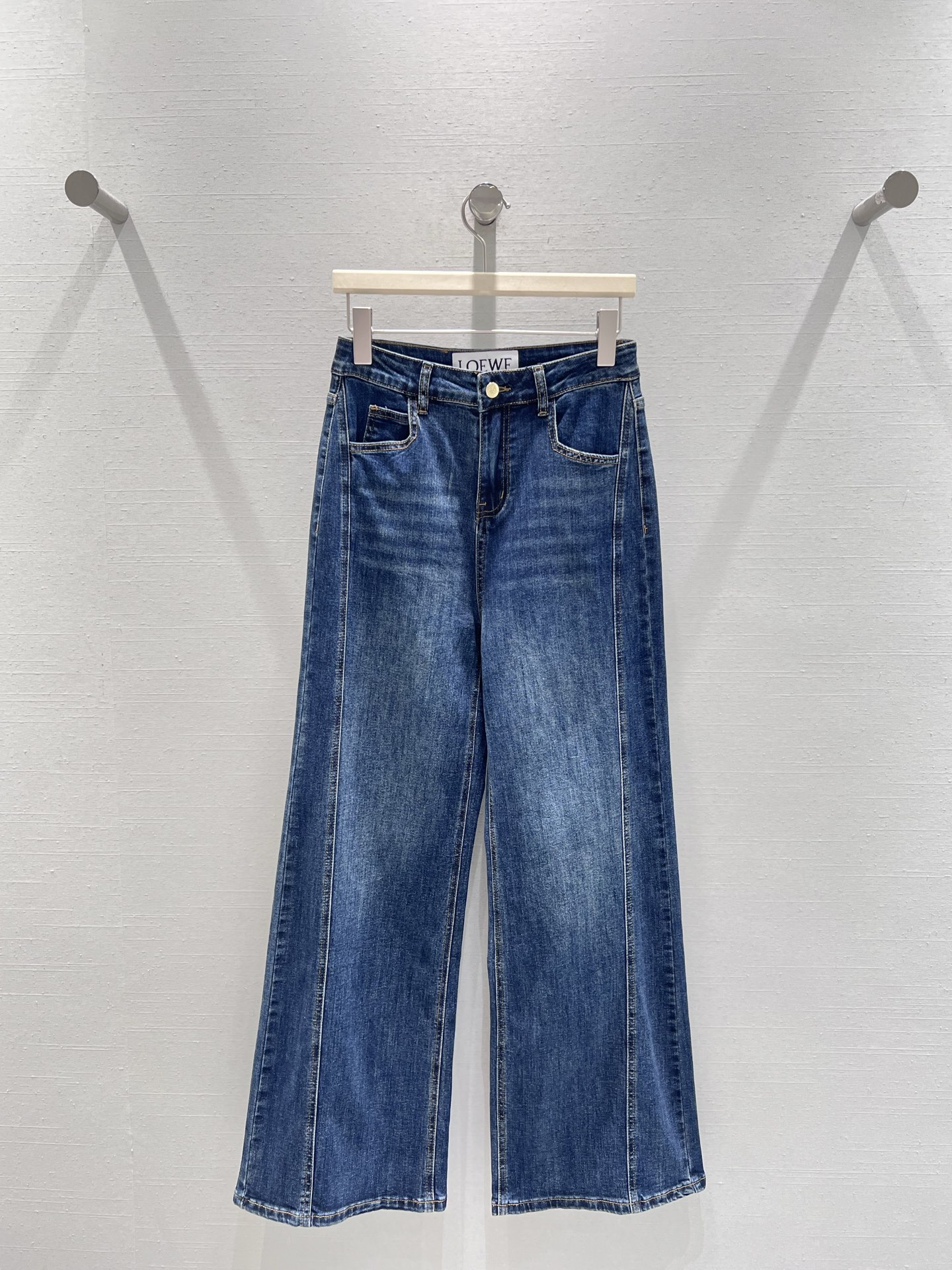 NO:546237,Support the replacement of LOEW*2025FW autumn and winter new product series //Water wash process of wide-leg denim trousers three times to wash out the water-washed denim blue!  The style of wide-legs is loose and comfortable, and the bright line design on both sides adds a sense of layering and design to the overall shape, while modifying the leg shape while showing a casual and free style. SmL real-life detailed picture, loewe, alexander wang19860909支持换款LOEW*2025FW秋冬首发新品系列//阔腿牛仔长裤三次水洗工艺,才能洗出的水洗牛仔蓝！呈现出自然的做旧质感,充满复古韵味.阔腿版型宽松自在,两侧的明线设计为整体增添了层次感与设计感,修饰腿型的同时尽显随性洒脱的风格.smL实拍细节图,,loewe,alexander wang,Women's clothing