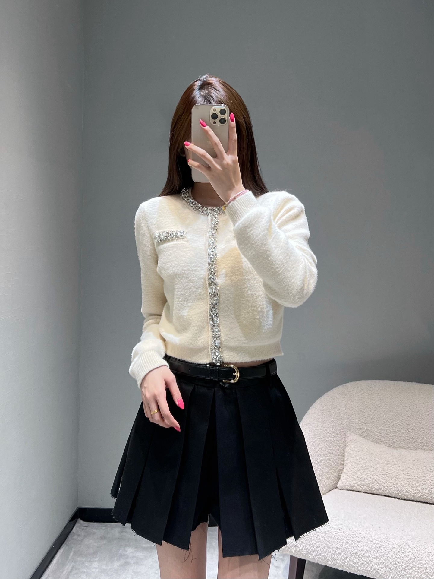 NO:546195,2025FW autumn and winter new product series // Top craftsmanship of diamond-inlaid wool cardigans, imported looms produce wool-blend fabrics, with delicate texture visible to the naked eye, the whole piece of clothing reveals a luxurious and noble temperament; the neckline, placket and pockets are decorated with diamond design, the gloss of blingbling sensation instantly enhance the luxury, perfectly interpreting the exquisite style of the small fragrance style.,,alexander wang198609092025FW秋冬新品系列//镶钻羊毛开衫顶级工艺,进口织机产出羊毛混纺面料,肉眼可见的细腻质感,整件衣服透露出奢华高贵气质；领口、门襟及口袋处点缀满钻设计,blingbling的光泽感瞬间提升奢华感,完美诠释小香风的精致格调.,,alexander wang,Women's clothing