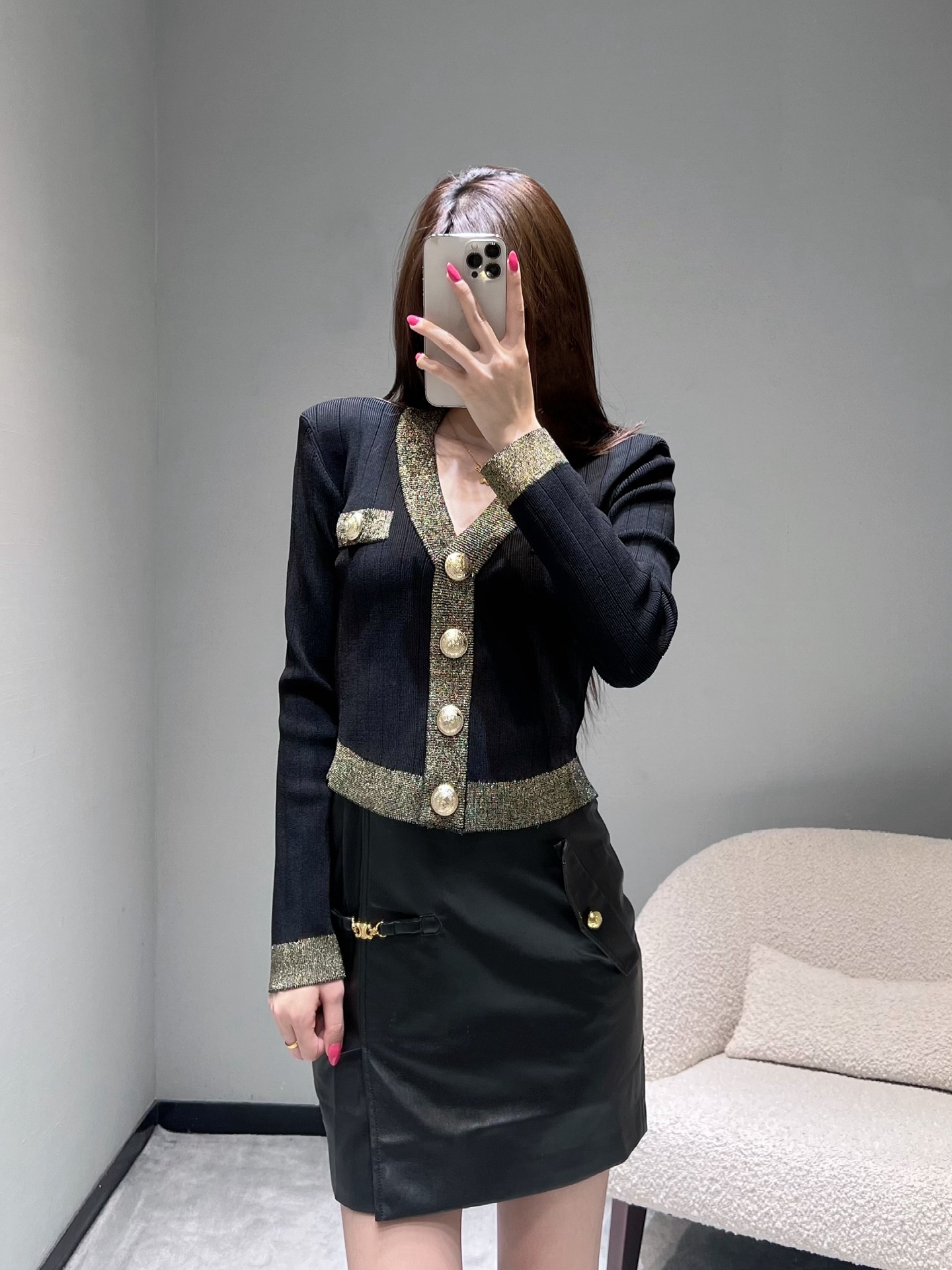 NO:546228,2025FW autumn and winter new product series // V-neck short cardigan is a cardigan with a Balman style, wool blended gold thread and spliced, and the fabric cost budget is full!  The neckline, hem, cuffs and pocket edges decorated with gold flashes instantly enhance the luxurious texture. The V-neck design is paired with metallic round buttons, which is simple and yet high-end. The short style lengthens the waistline, and the upper body makes it look slimming, high and curved!  smL, balmain,alexander wang198609092025FW秋冬新品系列//V领短款开衫巴尔曼风十足的一款开衫,羊毛混纺金线糅合拼接,面料成本预算拉满！金色闪线装饰的领口、下摆、袖口及口袋边缘,瞬间提升奢华质感,V领设计搭配金属质感的圆形纽扣,简约又不失高级感,短款版型拉长腰线,上身就是显瘦显高显曲线！smL,,balmain,alexander wang,Women's clothing