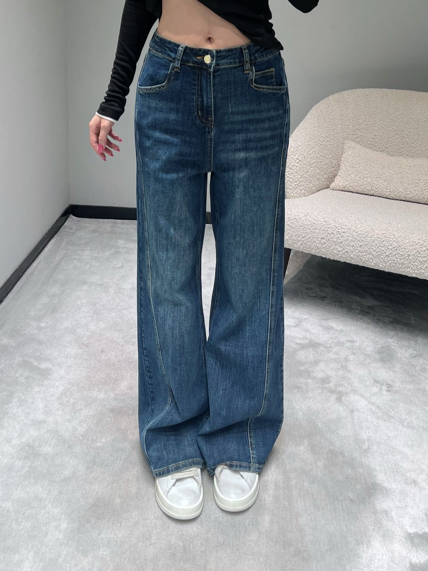 NO:546245,LOEW*2025FW first launch new product series //Water wide-leg denim trousers three times to wash water denim blue!  The style of wide-legs is loose and comfortable, and the bright line design on both sides adds a sense of layering and design to the overall shape, while modifying the leg shape while showing a casual and free style. smL, loewe, alexander wang19860909LOEW*2025FW秋冬首发新品系列//阔腿牛仔长裤三次水洗工艺,才能洗出的水洗牛仔蓝！呈现出自然的做旧质感,充满复古韵味.阔腿版型宽松自在,两侧的明线设计为整体增添了层次感与设计感,修饰腿型的同时尽显随性洒脱的风格.smL,,loewe,alexander wang,Women's clothing