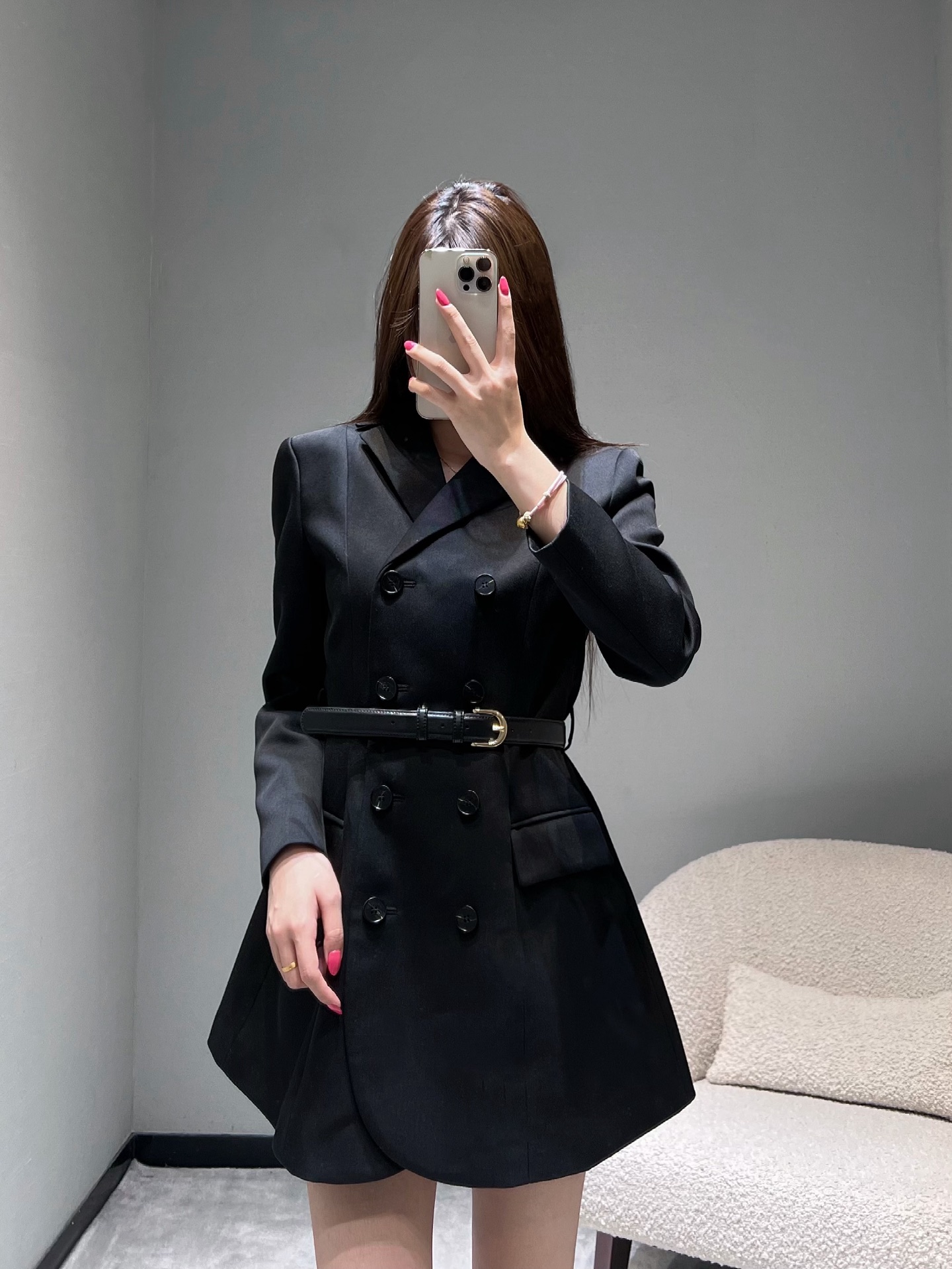 NO:547813,2025FW autumn and winter new product series //The long belt suit jacket is made of high-end worsted fabric, with a good texture and draping feeling, high temperature and hot shape, and is not easy to deform. The neat double-breasted design, paired with a crisp flat collar, shows the ability and aura; the black belt around the waist can be adjusted freely, easily outlining the waistline. The essential autumn and winter battle uniform for women, with a full aura.smL,, jackets & coats, business suit, alexander wang198609092025FW秋冬新品系列//长款腰带西装外套采用高级精纺面料,质感十足垂坠感好,高温大烫定型,不易变形.利落的双排扣设计,搭配挺括的平驳领,尽显干练气场；腰间的黑色皮带可自由调节,轻松勾勒出腰线,大女人必备秋冬战服,气场拉满.smL,,jackets & coats,business suit,alexander wang,Women's clothing