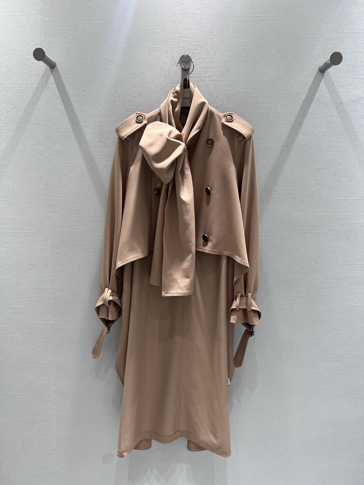 NO:547056,Support for replacement Berber*ySS show series //Same style as the star. British style khaki windbreaker jacket Kylie and Zhang Jingyi show series, cabinet cabinets are released simultaneously; YB developed a top-level version, and it is hard to find an exclusive first domestic cabinet!  Short front and long back break the traditional windbreaker style, double-breasted shoulder buckle, neat workmanship, oversized bow design at the collar, and freely adjustable strap design at the cuffs, which is super British style. Real-life details, Jackets & coats, alexander wang19860909支持换款 Berber*ySS秀款系列//明星同款 英伦风卡其风衣外套Kylie、张婧仪同款秀款系列,柜柜同步发售；YB开发定制的顶级版本,独家首发国内柜一件难求！前短后长打破传统风衣版型,双排扣设计肩扣,利落的工装感,领口处的超大蝴蝶结设计,袖口的绑带设计可自由调节,超绝英伦风.实拍细节图,,jackets & coats,alexander wang,Women's clothing