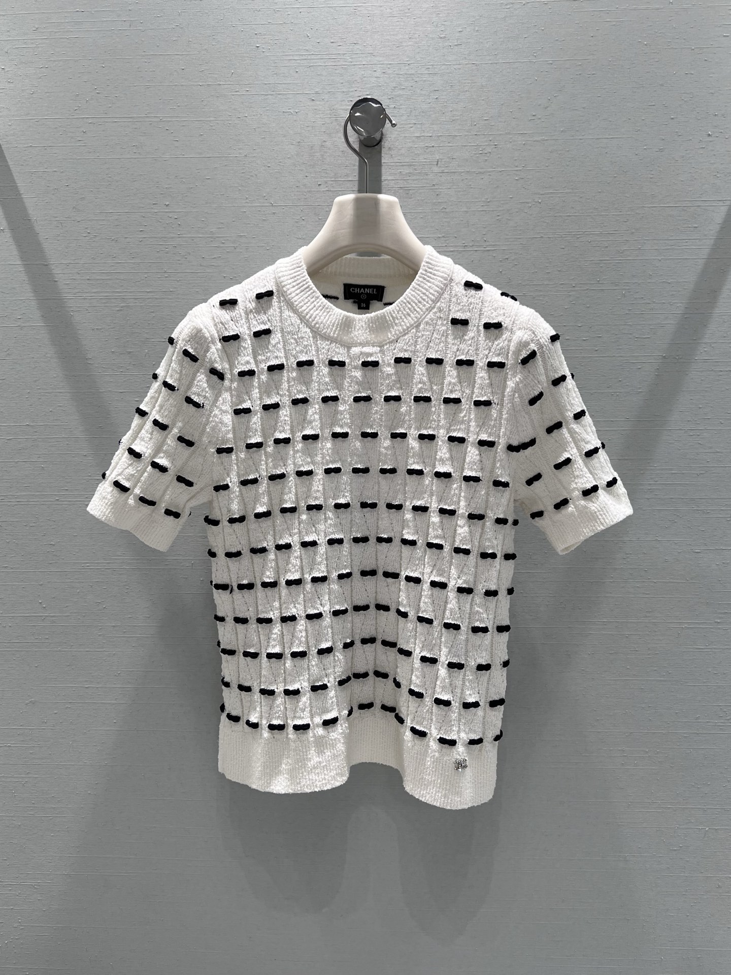 NO:548537,Supports the replacement of CHAN*L FW autumn and winter high-end garment series // Jacquard stand sweater jacquard three-dimensional process, YB custom top version 1 imported woven precision processing, black and white contrasting colors interpret classic style, dots and strips intertwined, weaving a layered visual effect, the round neck design is simple and elegant, fits the neck lines, the short-sleeved style is refreshing and neat, showing a different modern charm in the colliding color. SmL real-life details, chanel, sweaters, T-shirt, alexander wang19860909支持换款CHAN*L FW秋冬高级成衣系列//提花立毛衣提花立体工艺,YB定制顶级版本1进口机织精密加工,黑白撞色演绎经典格调,点状与条状纹理交错,编织出富有层次的视觉效果,圆领设计简约大方,贴合颈部线条,短袖版型清爽利落,色彩碰撞中展现出别样的摩登魅力.smL实拍细节图,,chanel,sweaters,T-shirt,alexander wang,Women's clothing