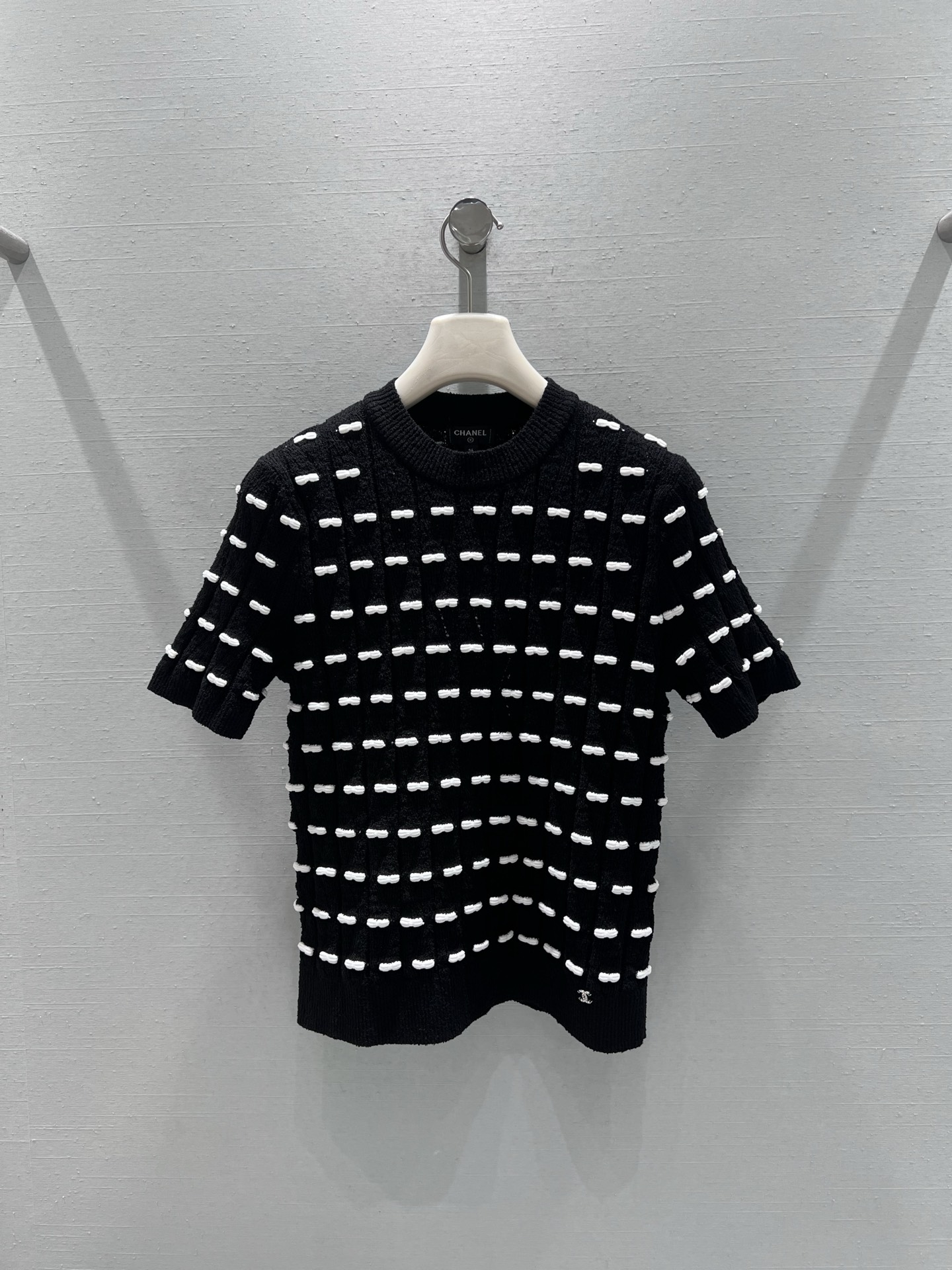 NO:548549,Supports the replacement of CHAN*L FW autumn and winter high-end garment series // Jacquard stand sweater jacquard three-dimensional process, YB custom top version 1 imported woven precision processing, black and white contrasting colors interpret classic style, dots and striped textures intertwined, weaving a layered visual effect, the round neck design is simple and elegant, fits the neck lines, the short-sleeved style is refreshing and neat, and shows a different modern charm in the collision of colors. SmL real-life details, chanel, sweaters, T-shirt, alexander wang19860909支持换款CHAN*L FW秋冬高级成衣系列//提花立毛衣提花立体工艺,YB定制顶级版本1进口机织精密加工,黑白撞色演绎经典格调,点状与条状纹理交错,编织出富有层次的视觉效果,圆领设计简约大方,贴合颈部线条,短袖版型清爽利落,色彩碰撞中展现出别样的摩登魅力.smL实拍细节图,,chanel,sweaters,T-shirt,alexander wang,Women's clothing