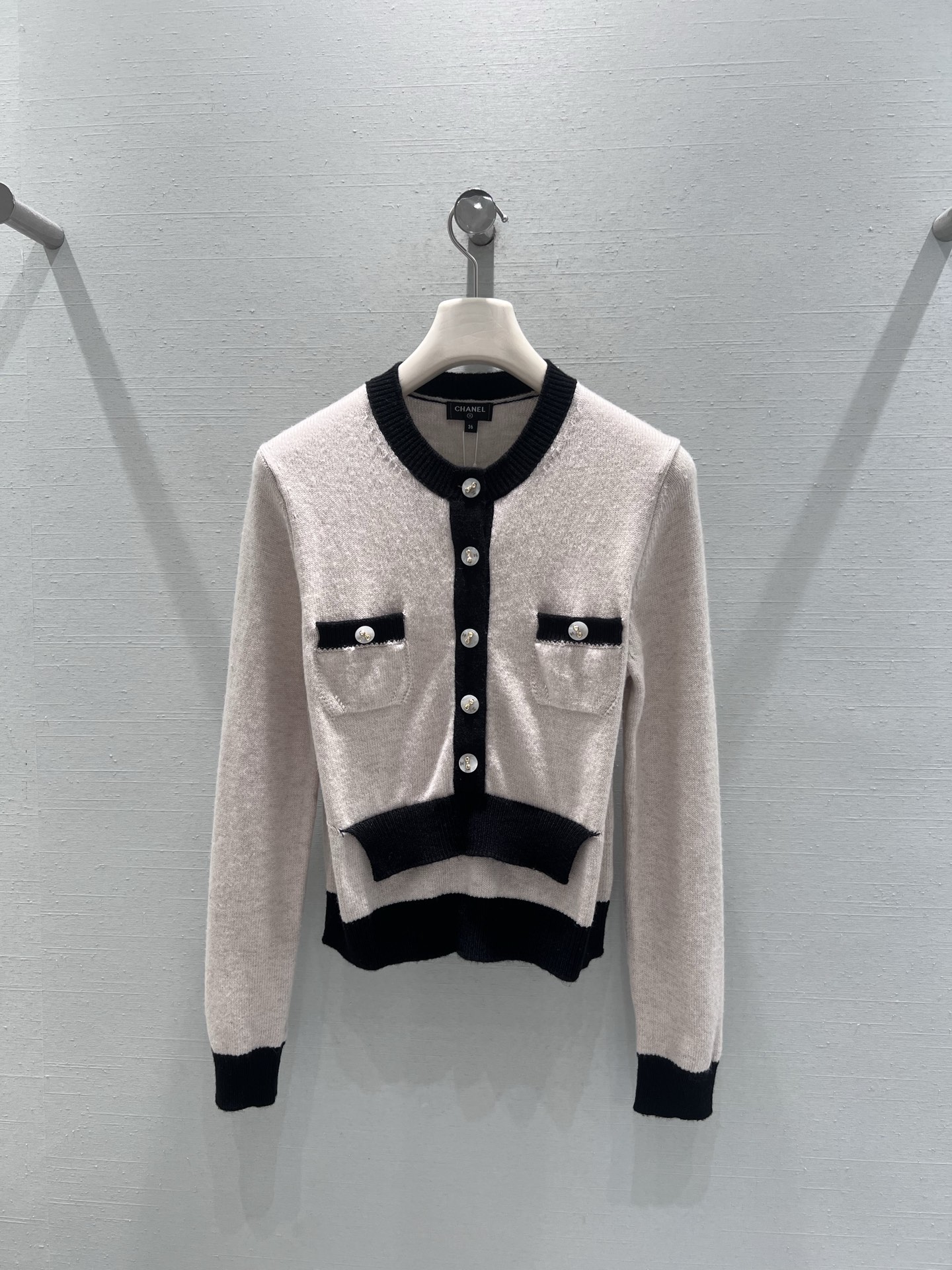 NO:548579,Supports the replacement of CHAN*L FW autumn and winter high-end garments series // French knitted cardigan cashmere blending technology, the whole piece has a delicate and soft texture, hardware accessories 1:1YB custom 1 contrasting trim outlines the collar, placket, cuffs and hem, the classic round neck design is elegant and decent, and the exquisite metal buttons are arranged along the placket, showing the delicate texture; the buttons on the pocket echo the placket buttons, full of details. Real-life details, chanel, alexander wang19860909支持换款CHAN*L FW秋冬高级成衣系列//法式针织开衫羊绒混纺工艺、整件质感细腻柔软,五金配件1:1YB定制1撞色饰边勾勒领口、门襟、袖口与下摆,经典圆领设计优雅得体,精致的金属纽扣沿门襟排列,尽显细腻质感；口袋上的纽扣与门襟纽扣相呼应,细节满满.实拍细节图,,chanel,alexander wang,Women's clothing