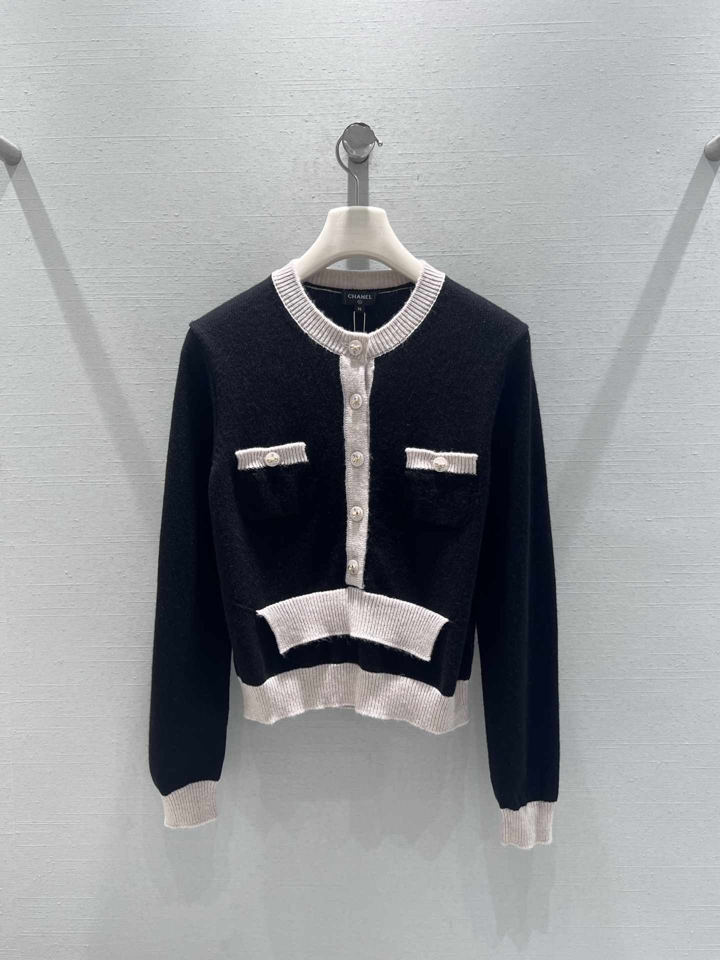 NO:548539,Supports the replacement of CHAN*L FW autumn and winter high-end garments series // French knitted cardigan cashmere blending technology, the whole piece has a delicate and soft texture, hardware accessories 1:1YB custom 1 contrasting trim outlines the collar, placket, cuffs and hem, the classic round neck design is elegant and decent, and the exquisite metal buttons are arranged along the placket, showing the delicate texture; the buttons on the pocket echo the placket buttons, full of details. Real-life details, chanel, alexander wang19860909支持换款CHAN*L FW秋冬高级成衣系列//法式针织开衫羊绒混纺工艺、整件质感细腻柔软,五金配件1:1YB定制1撞色饰边勾勒领口、门襟、袖口与下摆,经典圆领设计优雅得体,精致的金属纽扣沿门襟排列,尽显细腻质感；口袋上的纽扣与门襟纽扣相呼应,细节满满.实拍细节图,,chanel,alexander wang,Women's clothing