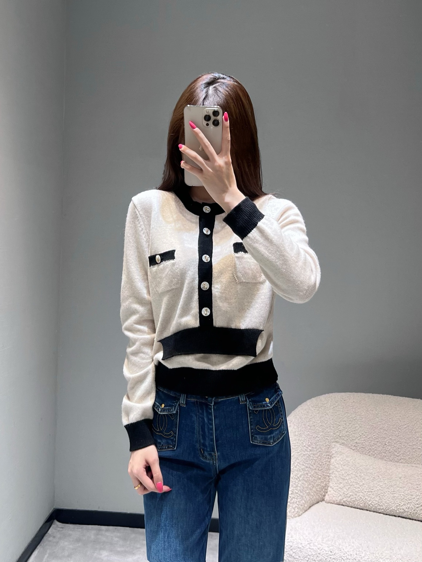 NO:548533,CHAN*L FW Autumn and Winter Advanced Ready-to-Wear Series // French knitted cardigan cashmere blending technology, the whole piece has a delicate and soft texture, hardware accessories 1:1YB customized 1 contrasting trim outlines the collar, placket, cuffs and hem, the classic round neck design is elegant and decent, exquisite metal buttons are arranged along the placket, showing a delicate texture; the buttons on the pockets echo the placket buttons, full of details.,,chanel,alexander wang19860909CHAN*L FW秋冬高级成衣系列//法式针织开衫羊绒混纺工艺、整件质感细腻柔软,五金配件1:1YB定制1撞色饰边勾勒领口、门襟、袖口与下摆,经典圆领设计优雅得体,精致的金属纽扣沿门襟排列,尽显细腻质感；口袋上的纽扣与门襟纽扣相呼应,细节满满.,,chanel,alexander wang,Women's clothing