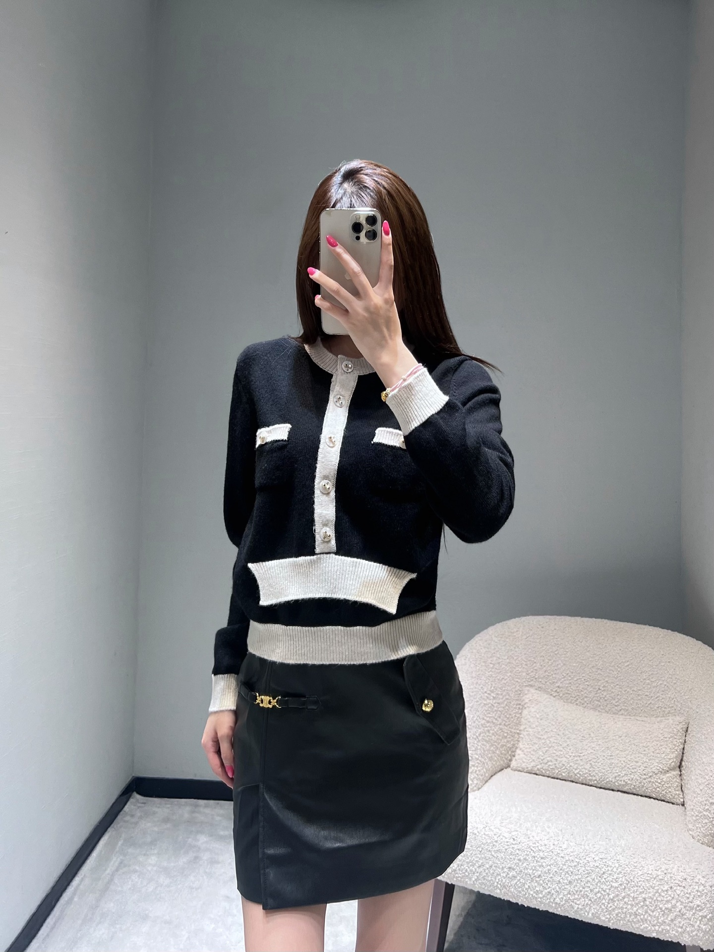 NO:548545,CHAN*L FW autumn and winter high-end garments series // French knitted cardigan cashmere blending technology, the whole piece has a delicate and soft texture, hardware accessories 1:1YB custom 1 contrasting trim outlines the collar, placket, cuffs and hem, the classic round neck design is elegant and decent, and the exquisite metal buttons are arranged along the placket, showing the delicate texture; the buttons on the pocket echo the placket buttons, full of details.sml, chanel, alexander wang19860909CHAN*L FW秋冬高级成衣系列//法式针织开衫羊绒混纺工艺、整件质感细腻柔软,五金配件1:1YB定制1撞色饰边勾勒领口、门襟、袖口与下摆,经典圆领设计优雅得体,精致的金属纽扣沿门襟排列,尽显细腻质感；口袋上的纽扣与门襟纽扣相呼应,细节满满.sml,,chanel,alexander wang,Women's clothing