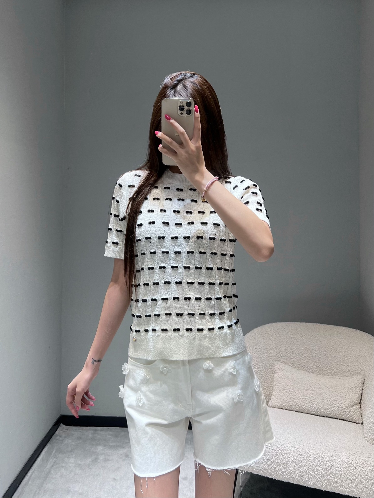 NO:548543,CHAN*L FW Autumn and Winter Advanced Ready-to-Wear Series // Jacquard vertical sweater jacquard three-dimensional craftsmanship, YB customized top version 1 imported woven precision processing, black and white contrasting colors to interpret the classic style, dotted and striped textures interlaced, weaving a layered visual effect, the round neck design is simple and elegant, fits the neck line, the short-sleeved version is refreshing and neat, and the color collision shows a different kind of modern charm.smL,,chanel,sweaters,T-shirt,alexander wang19860909CHAN*L FW秋冬高级成衣系列//提花立毛衣提花立体工艺,YB定制顶级版本1进口机织精密加工,黑白撞色演绎经典格调,点状与条状纹理交错,编织出富有层次的视觉效果,圆领设计简约大方,贴合颈部线条,短袖版型清爽利落,色彩碰撞中展现出别样的摩登魅力.smL,,chanel,sweaters,T-shirt,alexander wang,Women's clothing