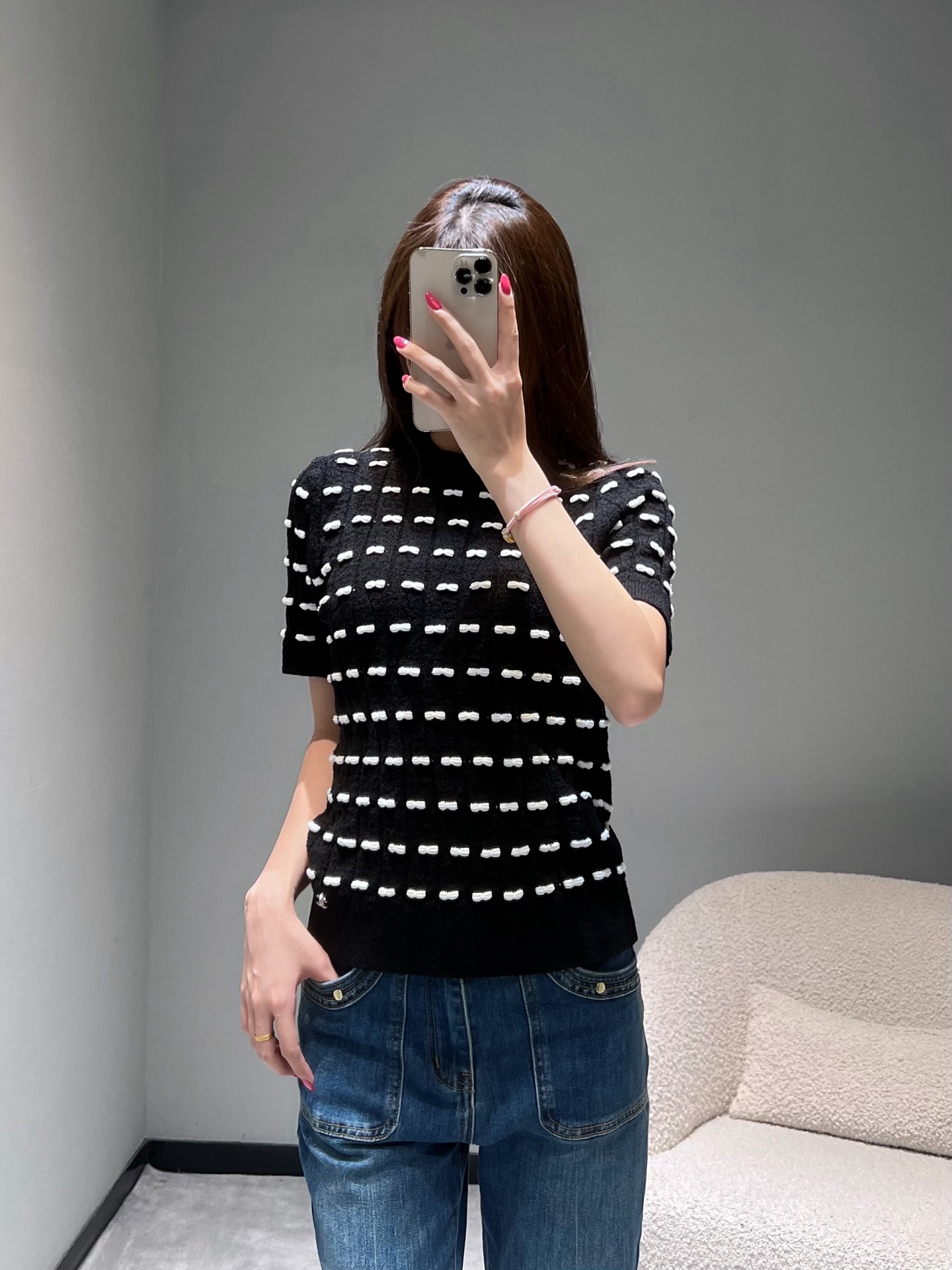 NO:548554,CHAN*L FW autumn and winter high-end garment series // jacquard stand sweater jacquard three-dimensional process, YB custom top version 1 imported woven precision processing, black and white contrasting colors interpret classic style, dot and strip texture intertwined, weaving a layered visual effect, round neck design is simple and elegant, fitting the neck lines, the short-sleeved style is refreshing and neat, showing a different modern charm in the collision of colors.smL, chanel, sweaters, T-shirt, alexander wang19860909CHAN*L FW秋冬高级成衣系列//提花立毛衣提花立体工艺,YB定制顶级版本1进口机织精密加工,黑白撞色演绎经典格调,点状与条状纹理交错,编织出富有层次的视觉效果,圆领设计简约大方,贴合颈部线条,短袖版型清爽利落,色彩碰撞中展现出别样的摩登魅力.smL,,chanel,sweaters,T-shirt,alexander wang,Women's clothing