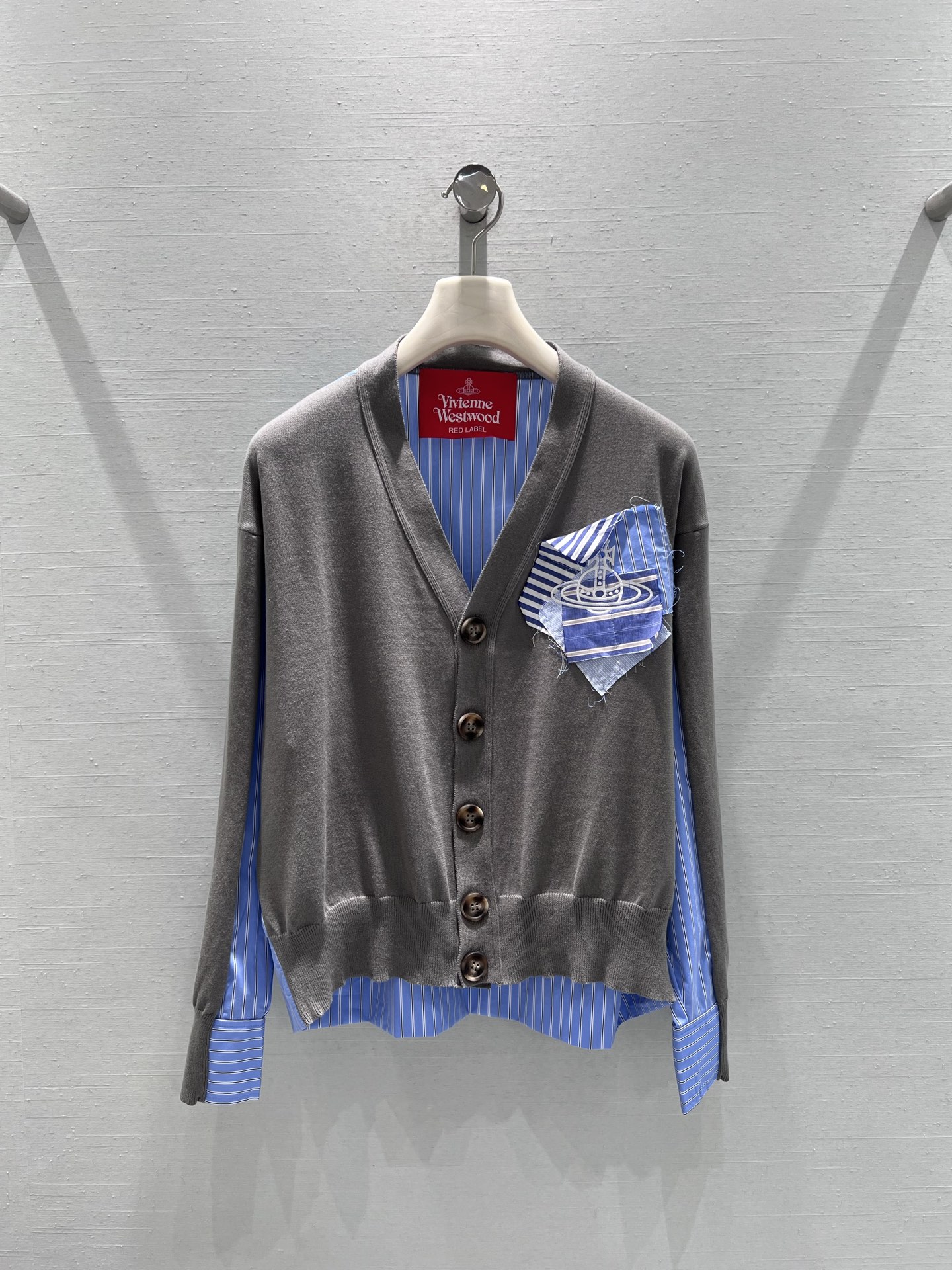 NO:548588,Support replacement Vivie*e Wes*wood Queen Mother SS autumn limited series // Shirt splicing knitted cardigan Queen Mother - produced by red label, must be a fine masterpiece, new and instantly empty hot style!  A blue and white striped shirt creates a layered layering effect. The classic V-neck design on the chest has the brand's iconic Saturn pattern, and the edge burrs add a bit of unruly punk. smL real-life details, shirts, alexander wang19860909支持换款 Vivie*e Wes*wood西 太后SS秋款限定系列//衬衫拼接针织开衫 西 太后 —红标出品、必属精品佳作,上新秒空大爆热款！代购一件难求,蓝白条纹衬衫,形成富有层次的叠穿效果.经典V领设计胸前的拼布装饰带有品牌标志性的土星图案,边缘的毛边设计增添了几分不羁的朋克气息.smL 实拍细节图,,shirts,alexander wang,Women's clothing