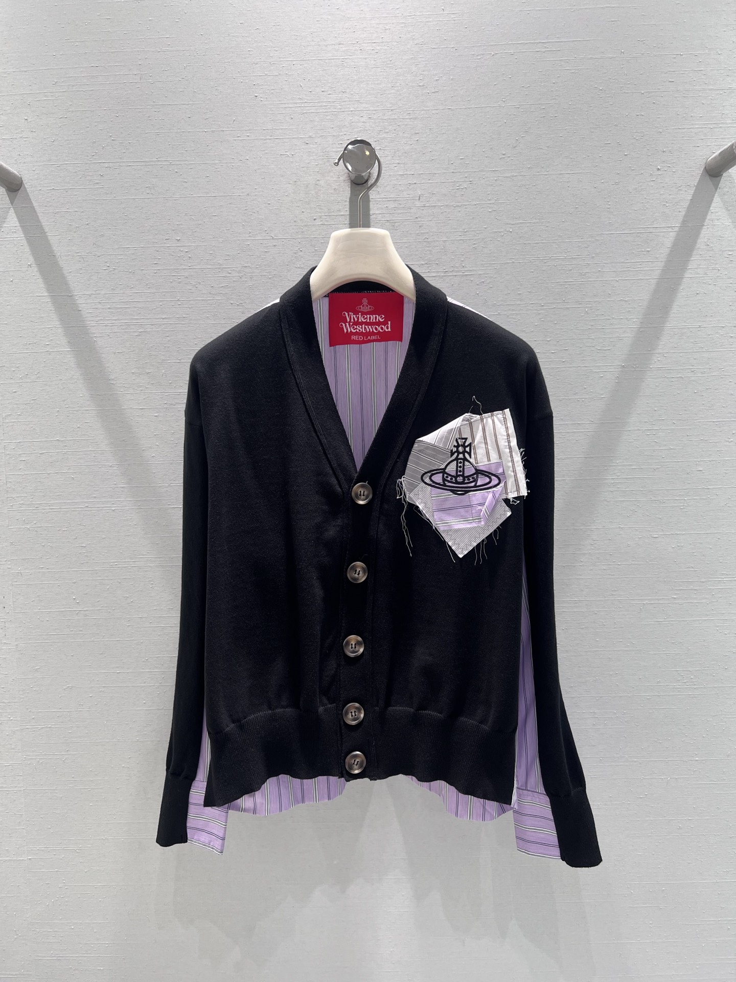 NO:548581,Support replacement Vivie*e Wes*wood Queen Mother SS autumn limited series // Shirt splicing knitted cardigan Queen Mother - produced by red label, must be a fine masterpiece, new and instantly empty hot style!  A blue and white striped shirt creates a layered layering effect. The classic V-neck design on the chest has the brand's iconic Saturn pattern, and the edge burrs add a bit of unruly punk. SmL real-life details, Shirts, alexander wang19860909支持换款 Vivie*e Wes*wood西 太后SS秋款限定系列//衬衫拼接针织开衫 西 太后 —红标出品、必属精品佳作,上新秒空大爆热款！代购一件难求,蓝白条纹衬衫,形成富有层次的叠穿效果.经典V领设计胸前的拼布装饰带有品牌标志性的土星图案,边缘的毛边设计增添了几分不羁的朋克气息.smL实拍细节图,,shirts,alexander wang,Women's clothing