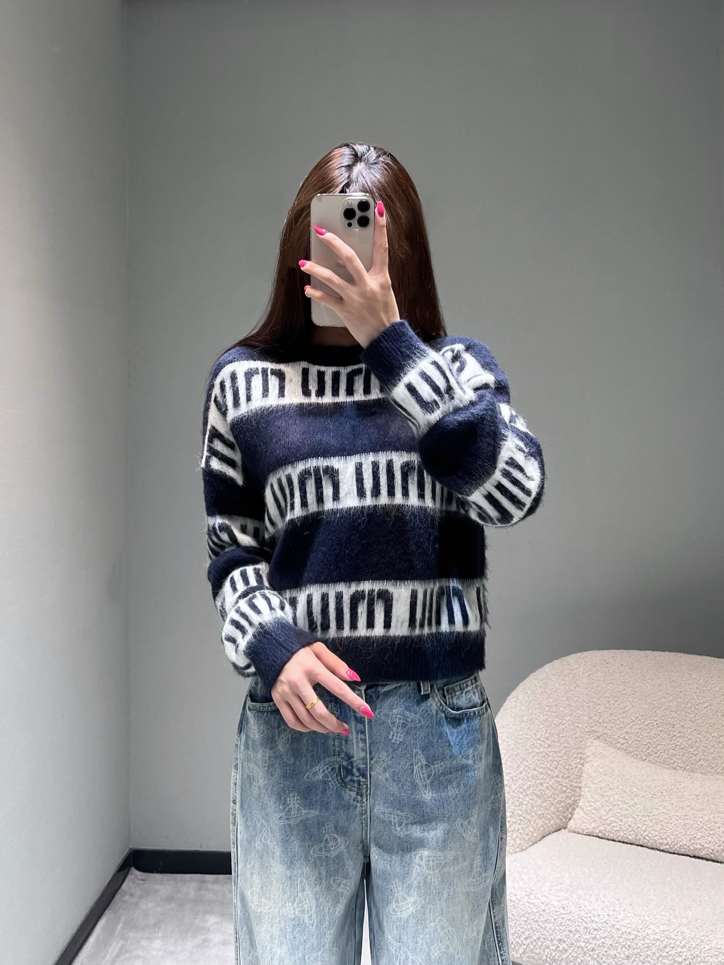 NO:549101,MIU*2025FW autumn and winter high-end ready-to-wear series //Mohair letter sweater Mohair blending technology, the whole piece has a delicate and soft texture, using soft mohair material, delicate and textured. The overall color is based on navy blue, matched with white stripes, with miu letters printed on the stripes, round neck design, short style is neat and fashionable, and can easily create a high waistline.smL,,miumiu, sweaters, alexander wang19860909MIU*2025FW秋冬高级成衣系列//马海毛字母毛衣马海毛混纺工艺、整件质感细腻柔软,采用柔软的马海毛材质,触感细腻且富有质感.整体以藏青色为底色,搭配白色条纹,条纹上满印miu字母,圆领设计,短款版型利落时尚,可轻松打造高腰线.smL,,miumiu,sweaters,alexander wang,Women's clothing