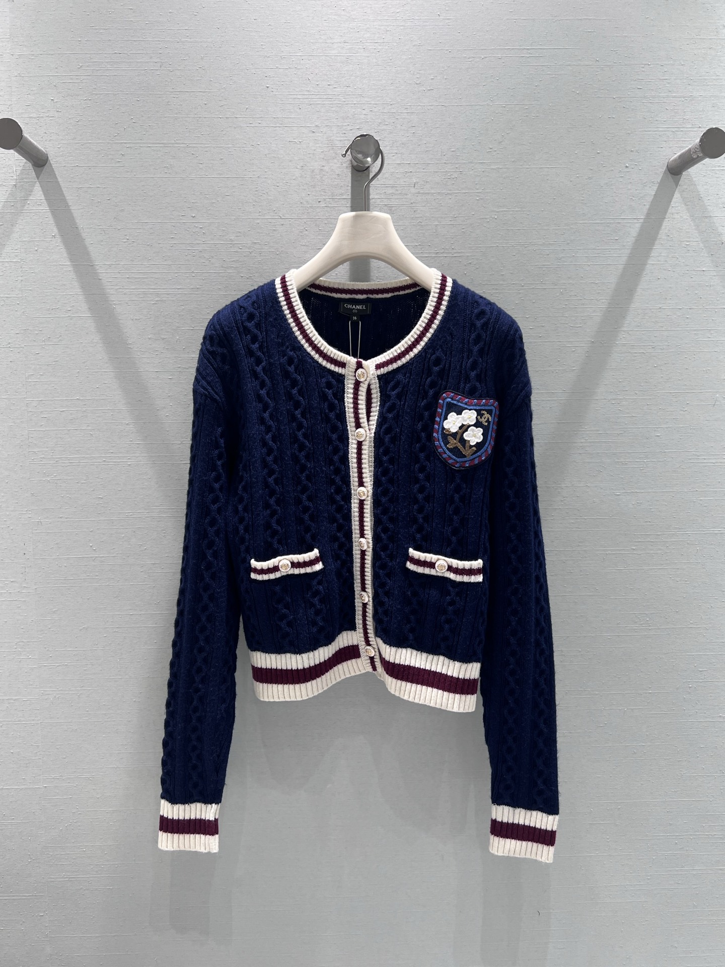 NO:549935,Supports the replacement of Xiaoxiang CHAN**L2025FW high-end handicraft workshop series // Flower wool knitted cardigan exquisite wool blend, handmade top version, exclusive first release. Dark blue tone, delicate twist knitting technology, classic V-neck paired with contrasting color edgings of white and burgundy, with clear layers; the flower badge on the chest is embroidered with exquisite and elegant, at a glance! ! The pockets on both sides are also decorated with contrasting stripes, paired with pearl texture buttons. SmL real-life details, chanel, alexander wang19860909支持换款小香CHAN**L2025FW高级手工坊系列//花朵羊毛针织开衫精羊毛混纺,手工制作的顶级版本,独家首发.深蓝色色调,采用细腻的麻花针织工艺,经典V领搭配白色与酒红色的撞色包边,层次分明；胸前的花朵徽章刺绣精致优雅,一眼万年的程度！！两侧的口袋同样以撞色条纹装饰,搭配珍珠质感紐扣.smL实拍细节图,,chanel,alexander wang,Women's clothing