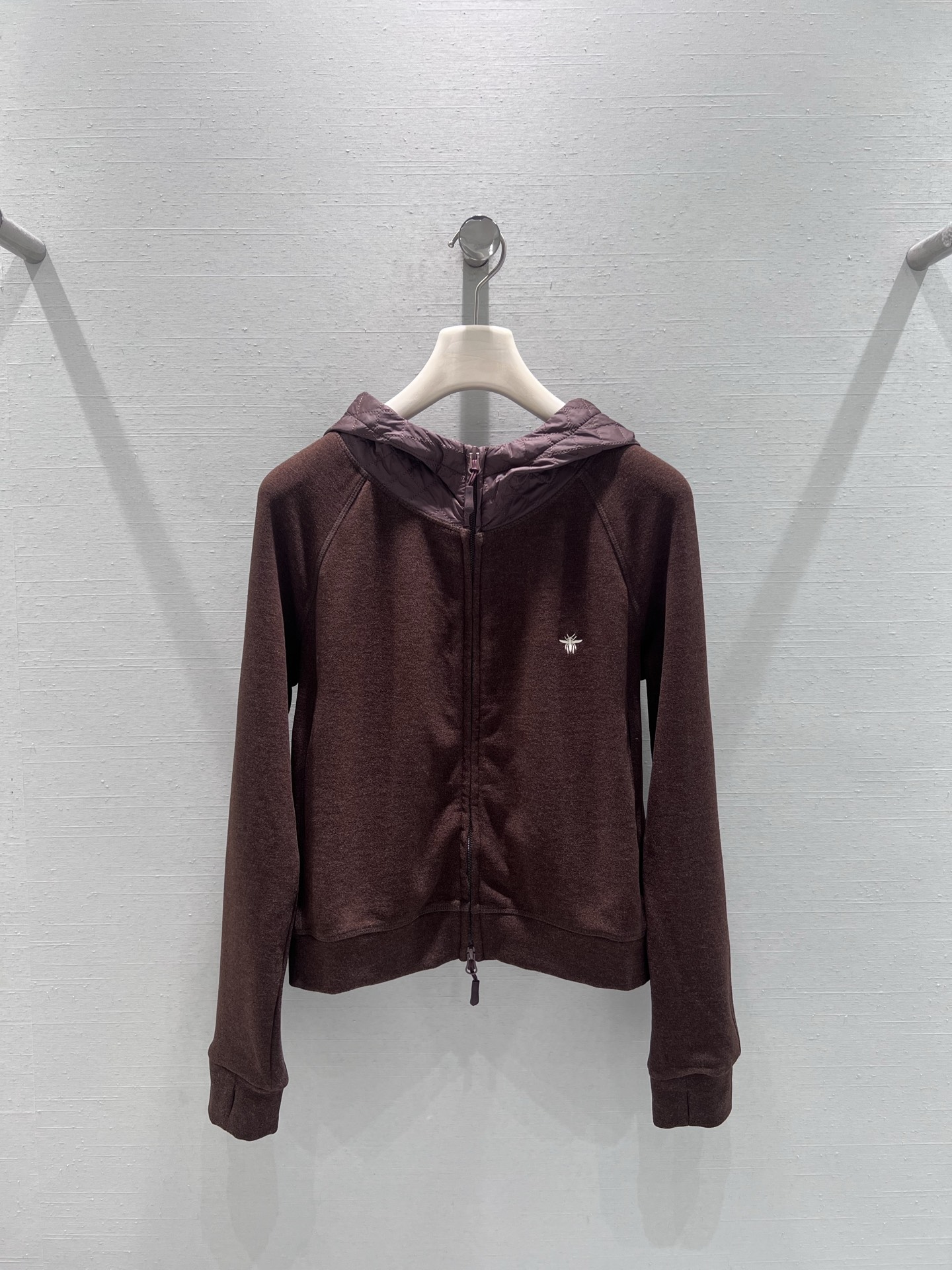 NO:549958,Supports replacement DIO*r*2025FW sports fashion limited series // Little Bee Casual Set 25 launches a new high-end golf fashion series that combines the elegant styles of the era of Paris and New York and modern sports elements. Top zipper cardigan design, neckline hat splicing warm diamond material, CD consistent classic design, exquisite little bee embroidery on the chest adds a sense of detail, trousers are neatly cut and fits the body. SmL real-life details pictures, dior, hats, alexander wang19860909支持换款 DIO*r*2025FW运动时尚限定系列//小蜜蜂休闲套装25推出全新高端高尔夫时尚系列融合年代巴黎与纽约的优雅风格与现代运动元素.上衣拉链开衫设计,领口帽子拼接保暖菱格材質,CD一贯经典设计,胸前精致的小蜜蜂刺绣增添细节感,长裤版型利落,剪裁贴合身形.smL实拍细节图,,dior,hats,alexander wang,Women's clothing