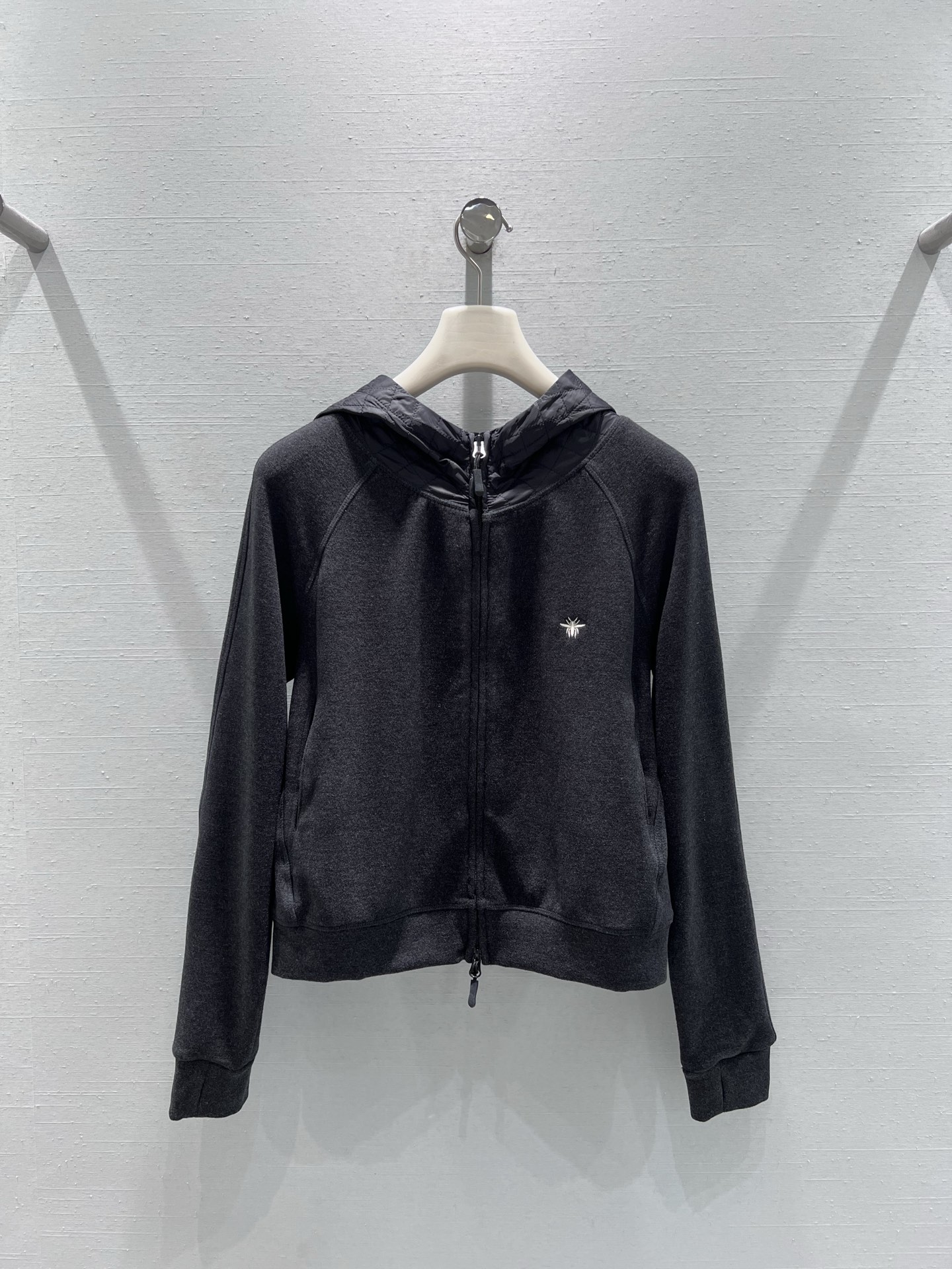 NO:549947,Supports replacement DIO*r*2025FW sports fashion limited series // Little Bee Casual Set 25 launches a new high-end golf fashion series that combines the elegant styles of the era of Paris and New York and modern sports elements. Top zipper cardigan design, neckline hat splicing warm diamond material, CD consistent classic design, exquisite little bee embroidery on the chest adds a sense of detail, trousers are neatly cut and fits the body. SmL real-life details pictures, dior, hats, alexander wang19860909支持换款 DIO*r*2025FW运动时尚限定系列//小蜜蜂休闲套装25推出全新高端高尔夫时尚系列融合年代巴黎与纽约的优雅风格与现代运动元素.上衣拉链开衫设计,领口帽子拼接保暖菱格材質,CD一贯经典设计,胸前精致的小蜜蜂刺绣增添细节感,长裤版型利落,剪裁贴合身形.smL实拍细节图,,dior,hats,alexander wang,Women's clothing