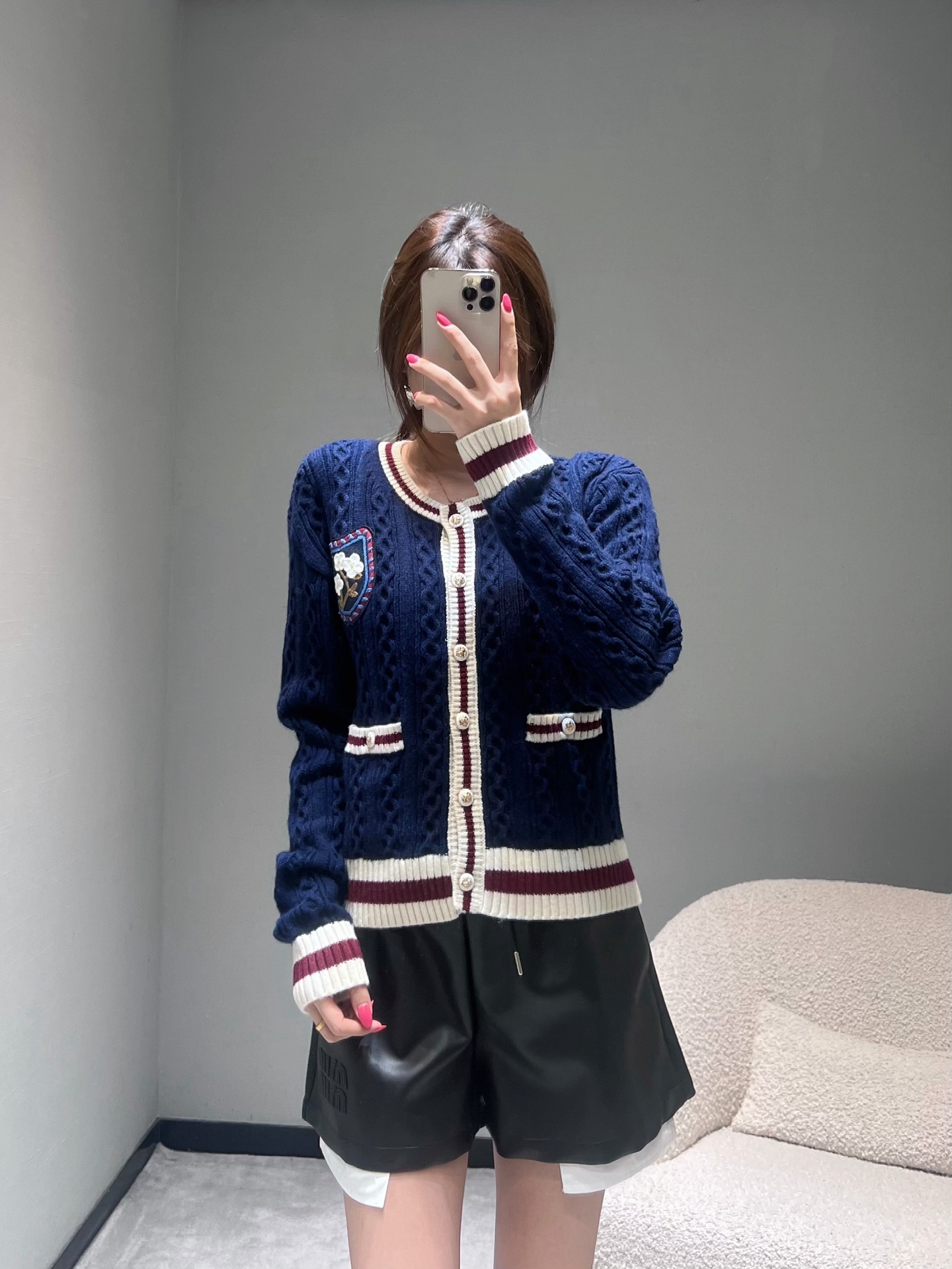 NO:549941,Xiaoxiang CHAN**L2025FW high-end handicraft workshop series // Flower wool knitted cardigan exquisite wool blend, handmade top version, exclusive first release. Dark blue tone, delicate twist knitting technology, classic V-neck paired with contrasting color edgings of white and burgundy, with clear layers; the flower badge on the chest is embroidered with exquisite and elegant, at a glance! ! The pockets on both sides are also decorated with contrasting stripes, paired with pearl texture buttons.smL, chanel, alexander wang19860909小香CHAN**L2025FW高级手工坊系列//花朵羊毛针织开衫精羊毛混纺,手工制作的顶级版本,独家首发.深蓝色色调,采用细腻的麻花针织工艺,经典V领搭配白色与酒红色的撞色包边,层次分明；胸前的花朵徽章刺绣精致优雅,一眼万年的程度！！两侧的口袋同样以撞色条纹装饰,搭配珍珠质感紐扣.smL,,chanel,alexander wang,Women's clothing