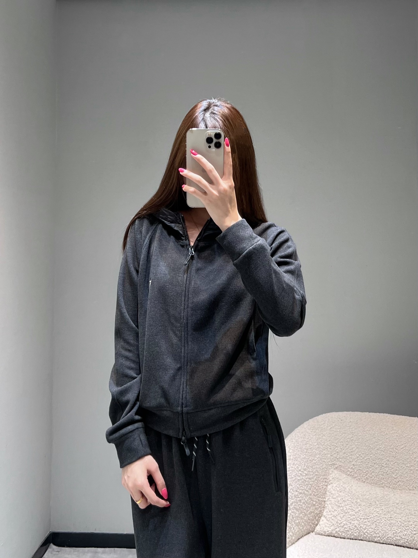 NO:549953,DIO*r*2025FW Sports Fashion Limited Series // Little Bee Casual Set 25 launches a new high-end golf fashion series that combines the elegant styles of Paris and New York and modern sports elements. Top zipper cardigan design, neckline hat splicing warm diamond material, CD consistent classic design, exquisite little bee embroidery on the chest adds a sense of detail, trousers are neatly styled, tailored to fit the body.smL, dior, hats, alexander wang19860909DIO*r*2025FW运动时尚限定系列//小蜜蜂休闲套装25推出全新高端高尔夫时尚系列融合年代巴黎与纽约的优雅风格与现代运动元素.上衣拉链开衫设计,领口帽子拼接保暖菱格材質,CD一贯经典设计,胸前精致的小蜜蜂刺绣增添细节感,长裤版型利落,剪裁贴合身形.smL,,dior,hats,alexander wang,Women's clothing