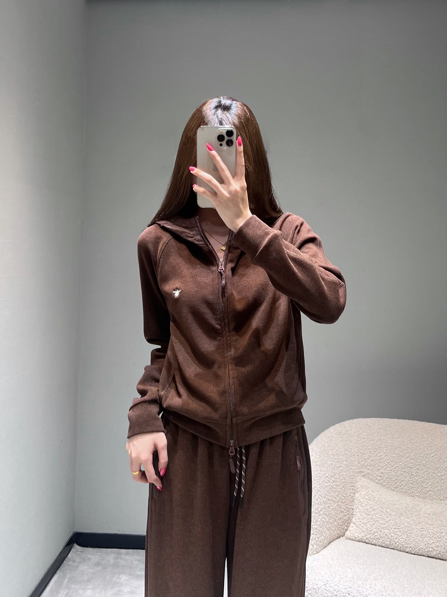 NO:549962,DIO*r*2025FW Sports Fashion Limited Series // Little Bee Casual Set 25 launches a new high-end golf fashion series that combines the elegant styles of Paris and New York and modern sports elements. Top zipper cardigan design, neckline hat splicing warm diamond material, CD consistent classic design, exquisite little bee embroidery on the chest adds a sense of detail, trousers are neatly styled, tailored to fit the body.smL, dior, hats, alexander wang19860909DIO*r*2025FW运动时尚限定系列//小蜜蜂休闲套装25推出全新高端高尔夫时尚系列融合年代巴黎与纽约的优雅风格与现代运动元素.上衣拉链开衫设计,领口帽子拼接保暖菱格材質,CD一贯经典设计,胸前精致的小蜜蜂刺绣增添细节感,长裤版型利落,剪裁贴合身形.smL,,dior,hats,alexander wang,Women's clothing