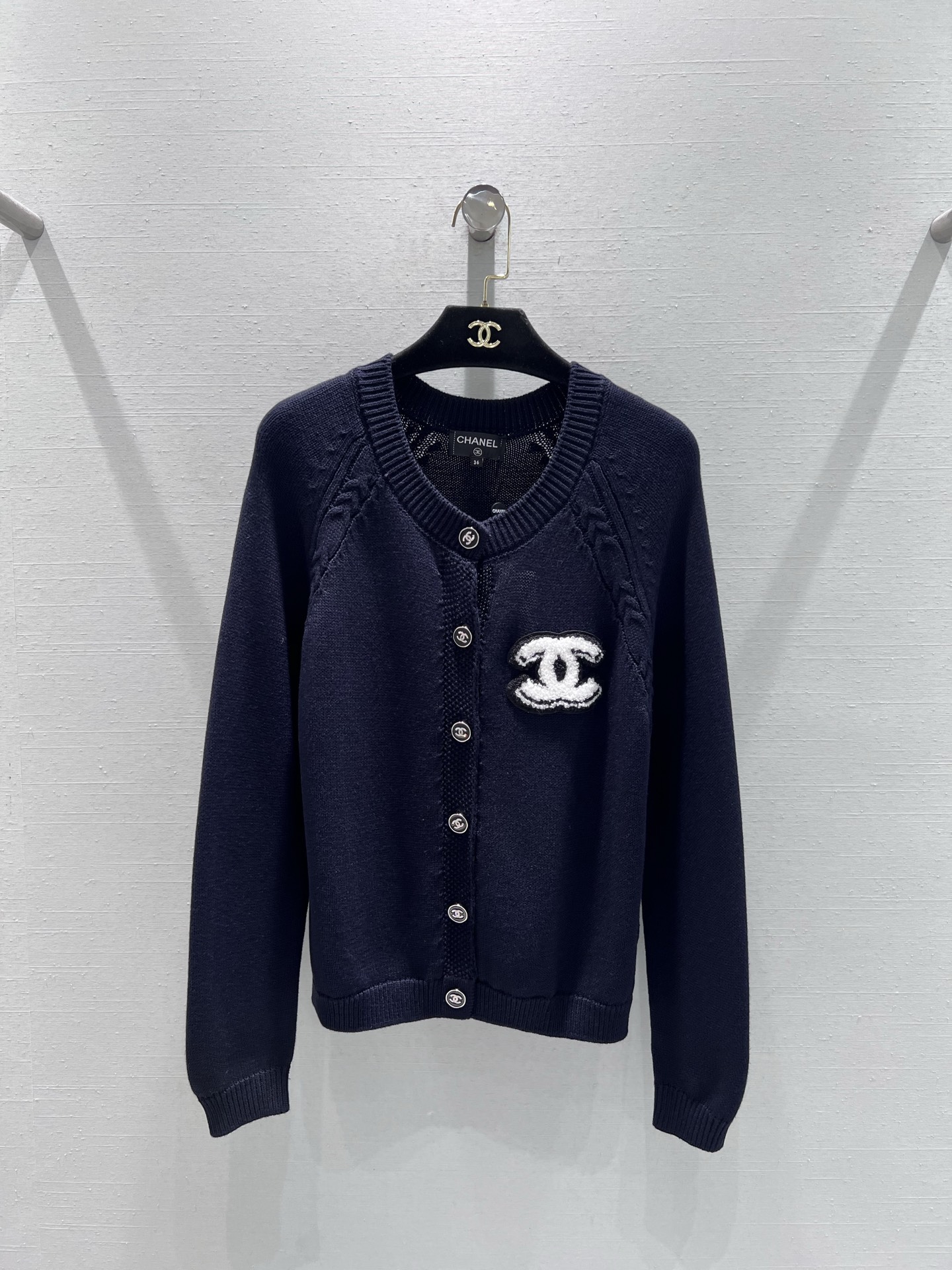 NO:564926,Support exchange CHANE*1 2025FW advanced ready-to-wear series // Round neck cardigan high-quality cashmere 1:1 restores Xiaoxiangjia quality, the top version adopts a round neck design, simple and elegant, the metal buttons at the placket have brand logo, exquisite and rich texture. The white double C three-dimensional embroidery decoration on one side of the body, the quality can be seen in the details. sml real shot details,, chanel, chanel, alexander wang19860909支持换款 CHANE*1 2025FW高级成衣系列//圆领开衫高品质羊绒1:1还原小香家品质,顶级版本采用圆领设计,简约大气,门襟处的金属纽扣带有品牌标识,精致且富有质感.衣身一侧的白色双C立体刺绣装饰,细节看得到的品质.smL实拍细节图,,chanel,chanel,alexander wang,Women's clothing