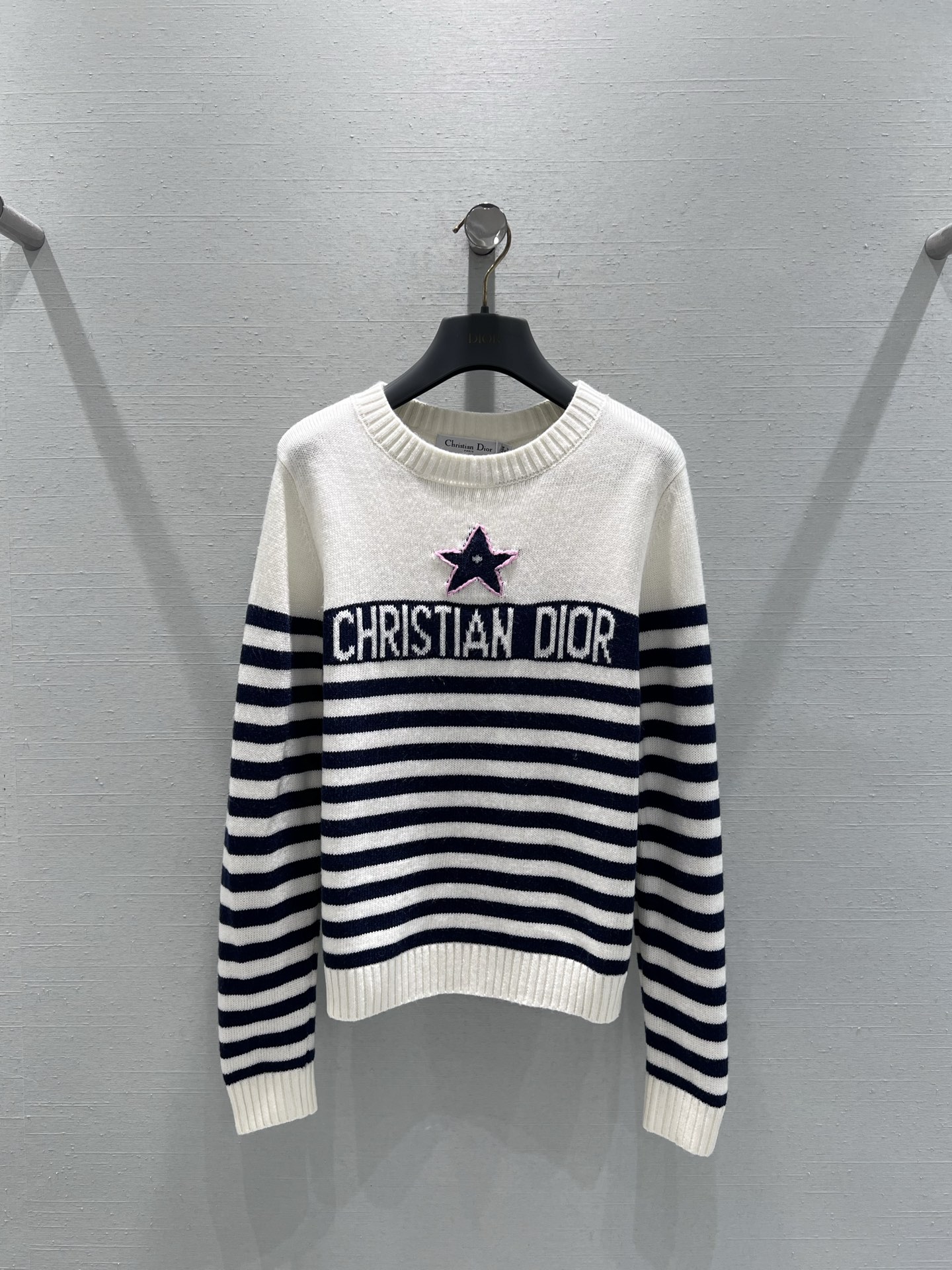 NO:564943,aSupports exchange Dio* r 2025FW high-end custom series // Striped star sweater imported wool knitted blended yarn, visible quality, classic stripe elements are the core of the design, using a round neck design to fit the neck line, the eye-catching CHRIST**N DI*R logo on the body echoes the pink star decoration, which not only highlights the high-end texture of the D family, but also adds a bit of smart and playful atmosphere. smL real shot details,, dior, dior, alexander  wang19860909a支持换款 Dio* r 2025FW高端定制系列//条纹星星针织衫进口羊毛针织混纺纱线,看得见的品质,经典条纹元素为设计核心,采用圆领设计,贴合颈部线条,衣身醒目的CHRIST**N DI*Rlogo与粉色星形装饰相互呼应,既彰显了D家高级质感,又增添了几分灵动俏皮的气息.smL实拍细节图,,dior,dior,alexander wang,Women's clothing