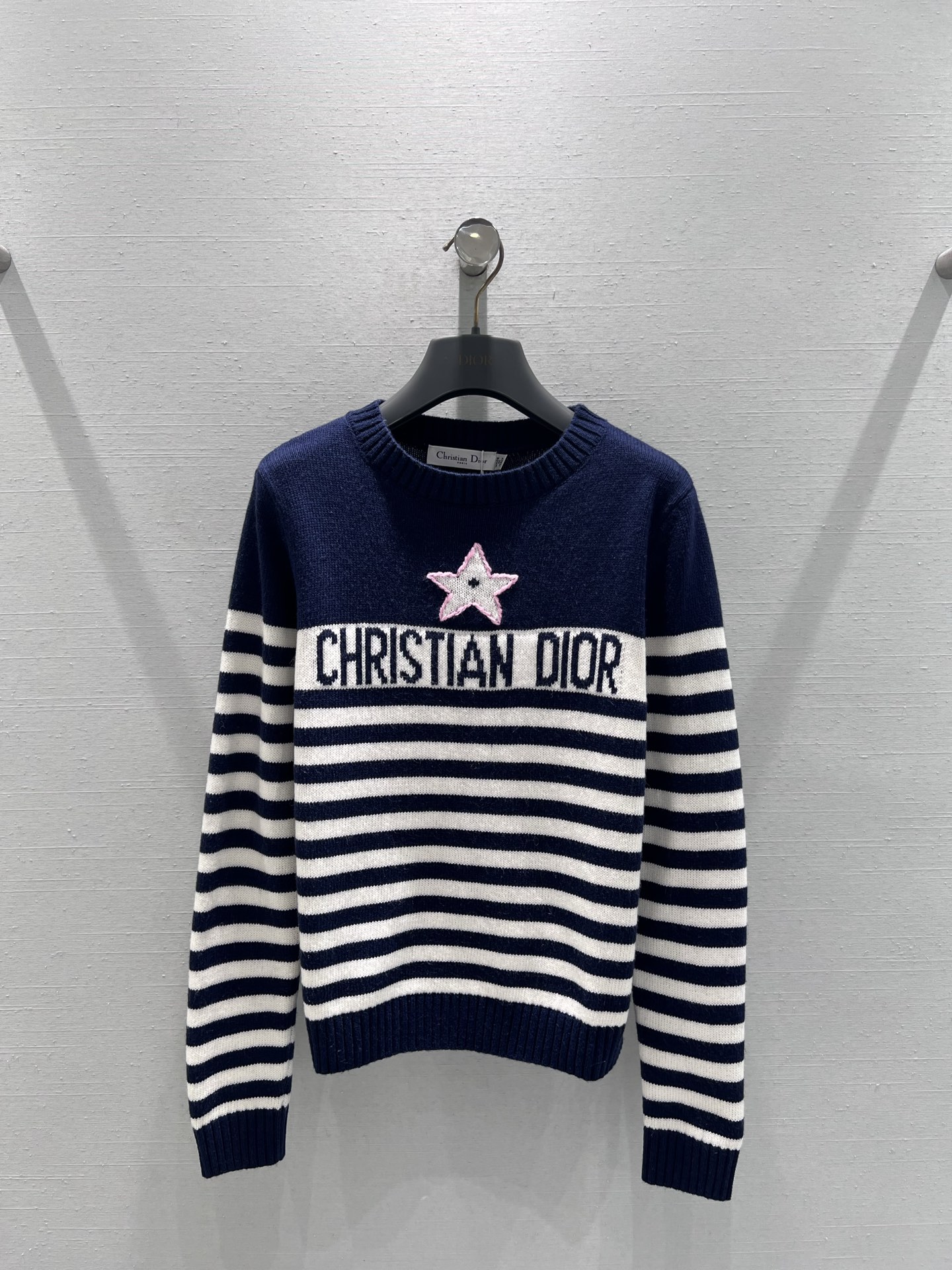 NO:564917,Support exchange Dio* r 2025FW high-end custom series // Striped star sweater imported wool knitted blended yarn, visible quality, classic stripe elements are the core of the design, using a round neck design, fitting the neck line, the eye-catching CHRIST**N DI*R logo on the body echoes the pink star decoration, which not only highlights the high-end texture of the D family, but also adds a bit of smart and playful atmosphere. smL real shot details,, dior, dior, alexander  wang19860909支持换款 Dio* r 2025FW高端定制系列//条纹星星针织衫进口羊毛针织混纺纱线,看得见的品质,经典条纹元素为设计核心,采用圆领设计,贴合颈部线条,衣身醒目的CHRIST**N DI*Rlogo与粉色星形装饰相互呼应,既彰显了D家高级质感,又增添了几分灵动俏皮的气息.smL实拍细节图,,dior,dior,alexander wang,Women's clothing