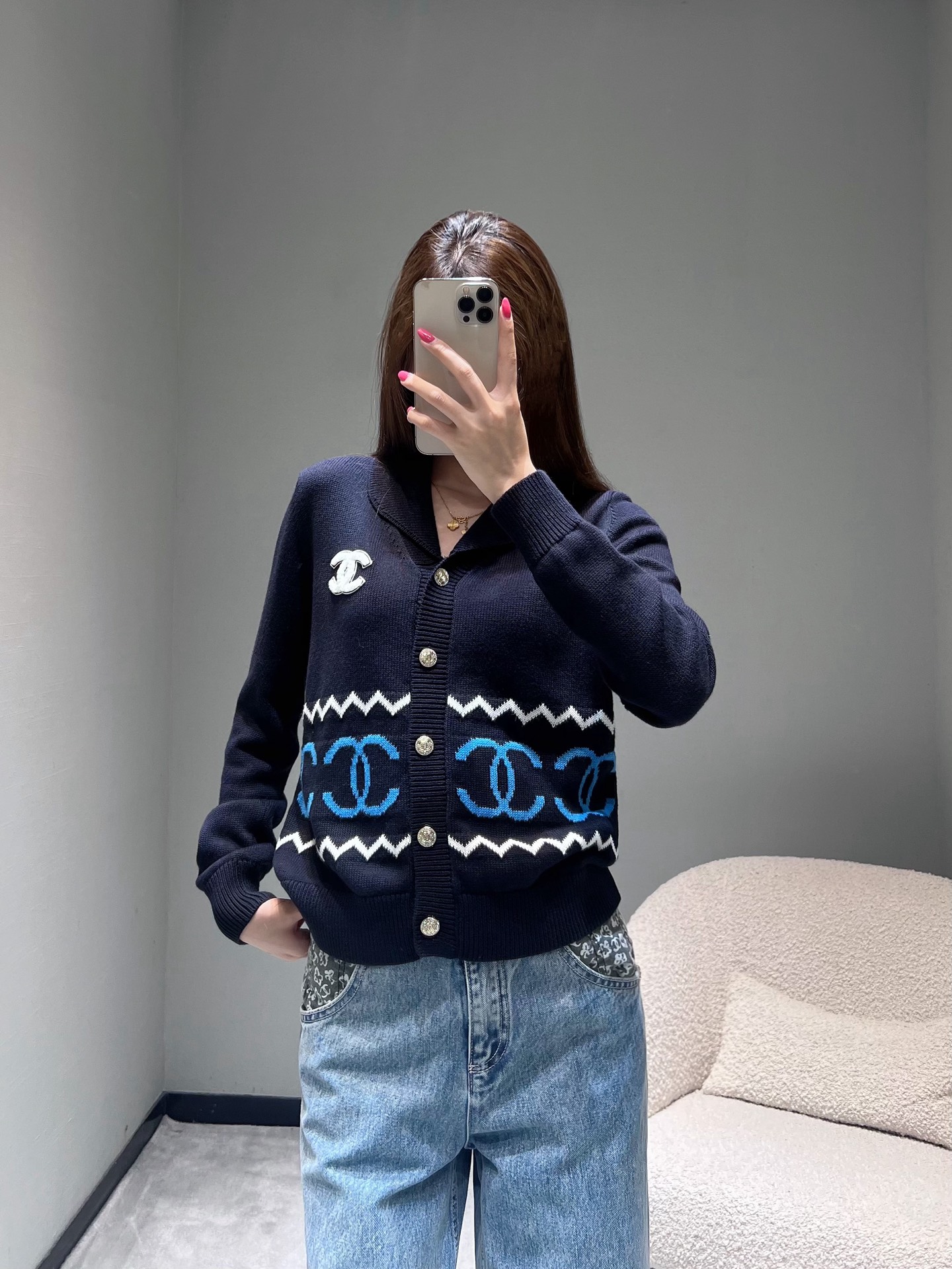 NO:564923,CHANE*1 2025FW Advanced Ready-to-Wear Series // Top version of geometric cardigan 1:1 YB developed the classic lapel design, which is neat and stylish. The pearl buttons at the placket are exquisite and elegant, which are the brand's iconic details. The body is decorated with blue and white contrasting wave patterns and the brand's double C logo pattern, and the white double C three-dimensional decoration on the chest is the finishing touch. smL,, chanel, alexander wang19860909CHANE*1 2025FW高级成衣系列//几何开衫顶级版本1:1YB开发经典翻领设计利落有型,门襟处的珍珠纽扣精致考究,是品牌标志性的细节呈现.衣身点缀着蓝白撞色的波浪纹与品牌双C标识图案,胸前的白色双C立体装饰更是点睛之笔.smL,,chanel,alexander wang,Women's clothing