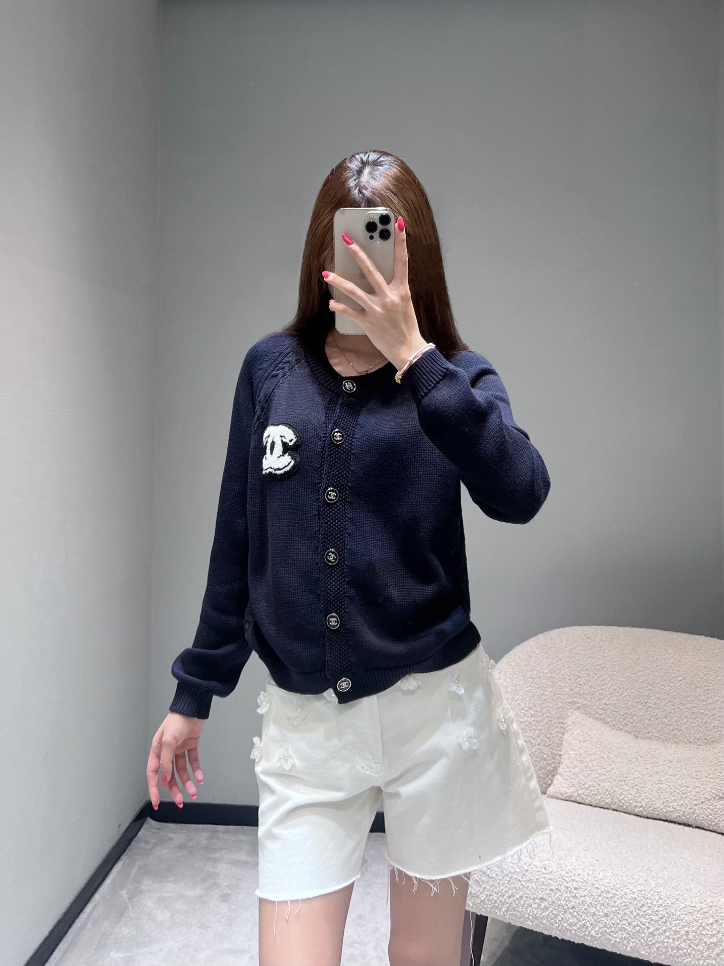 NO:564929,CHANE*1 2025FW Advanced Ready-to-Wear Series // Round-neck cardigan high-quality cashmere 1:1 restores the quality of Xiaoxiangjia. The top version adopts a round-neck design, which is simple and elegant. The metal buttons at the placket have brand logos, which are exquisite and rich in texture. The white double C three-dimensional embroidery decoration on one side of the body, the quality can be seen in the details. smL,,chanel,chanel,alexander wang19860909CHANE*1 2025FW高级成衣系列//圆领开衫高品质羊绒1:1还原小香家品质,顶级版本采用圆领设计,简约大气,门襟处的金属纽扣带有品牌标识,精致且富有质感.衣身一侧的白色双C立体刺绣装饰,细节看得到的品质.smL,,chanel,chanel,alexander wang,Women's clothing