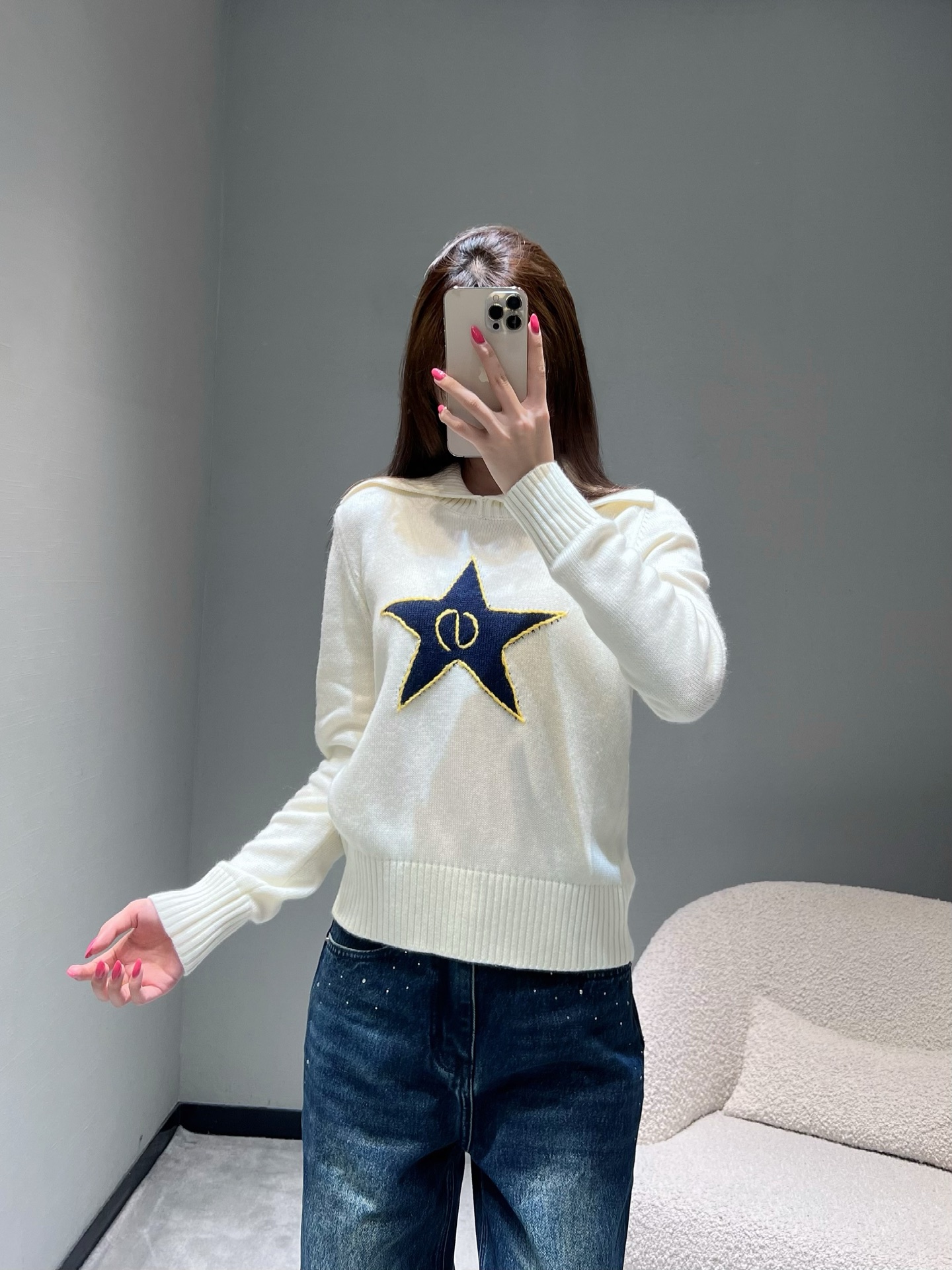 NO:563577,Dio* r 2025FW high-end customized series // Wool star knitted sweater with a sense of authority from imported yarns, wool blending, unique large lapel design, clean lines and full of retro charm, pitted texture details on the collar and cuffs, the five-pointed star embroidery is particularly eye-catching, the golden hemming and the logo inside the star complement each other, full of details.smL,, dior, alexander wang19860909Dio* r 2025FW高端定制系列//羊毛星星针织衫进口纱线的权威感,羊毛混纺,独特的大翻领设计,线条利落且富有复古韵味,领口与袖口的坑条纹理细节,五角星刺绣尤为吸睛,金色包边与星内的logo相互映衬,细节满满.smL,,dior,alexander wang,Women's clothing