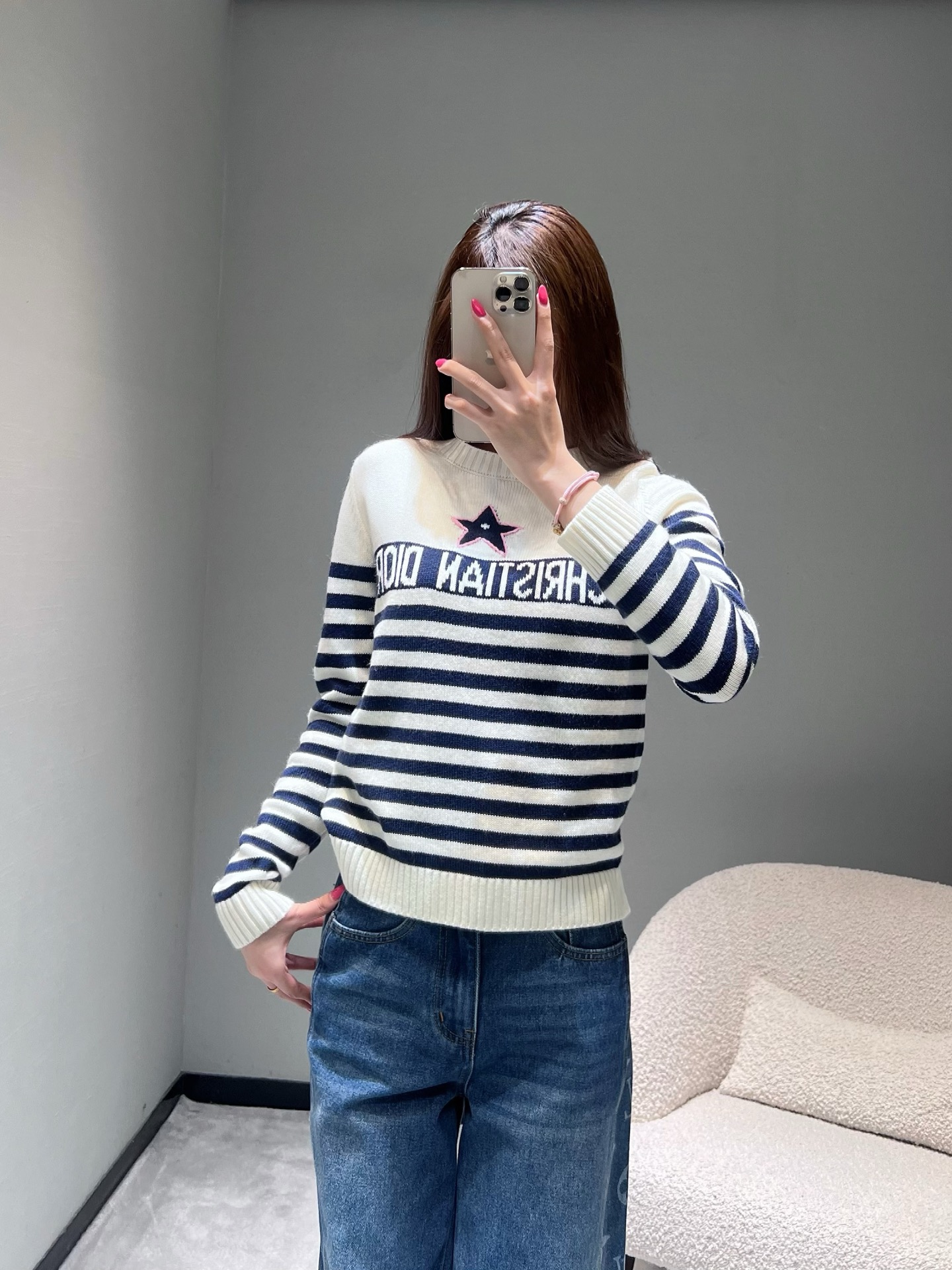 NO:564914,Dio* r 2025FW high-end customized series // Striped star sweater imported wool knitted blended yarn, visible quality, classic stripe elements as the core of the design, using a round neck design to fit the neck line, the eye-catching CHRIST**N DI*R logo on the body echoes the pink star decoration, which not only highlights the high-end texture of the D family, but also adds a bit of smart and playful atmosphere.smL,, dior, dior, alexander wang19860909Dio* r 2025FW高端定制系列//条纹星星针织衫进口羊毛针织混纺纱线,看得见的品质,经典条纹元素为设计核心,采用圆领设计,贴合颈部线条,衣身醒目的CHRIST**N DI*Rlogo与粉色星形装饰相互呼应,既彰显了D家高级质感,又增添了几分灵动俏皮的气息.smL,,dior,dior,alexander wang,Women's clothing