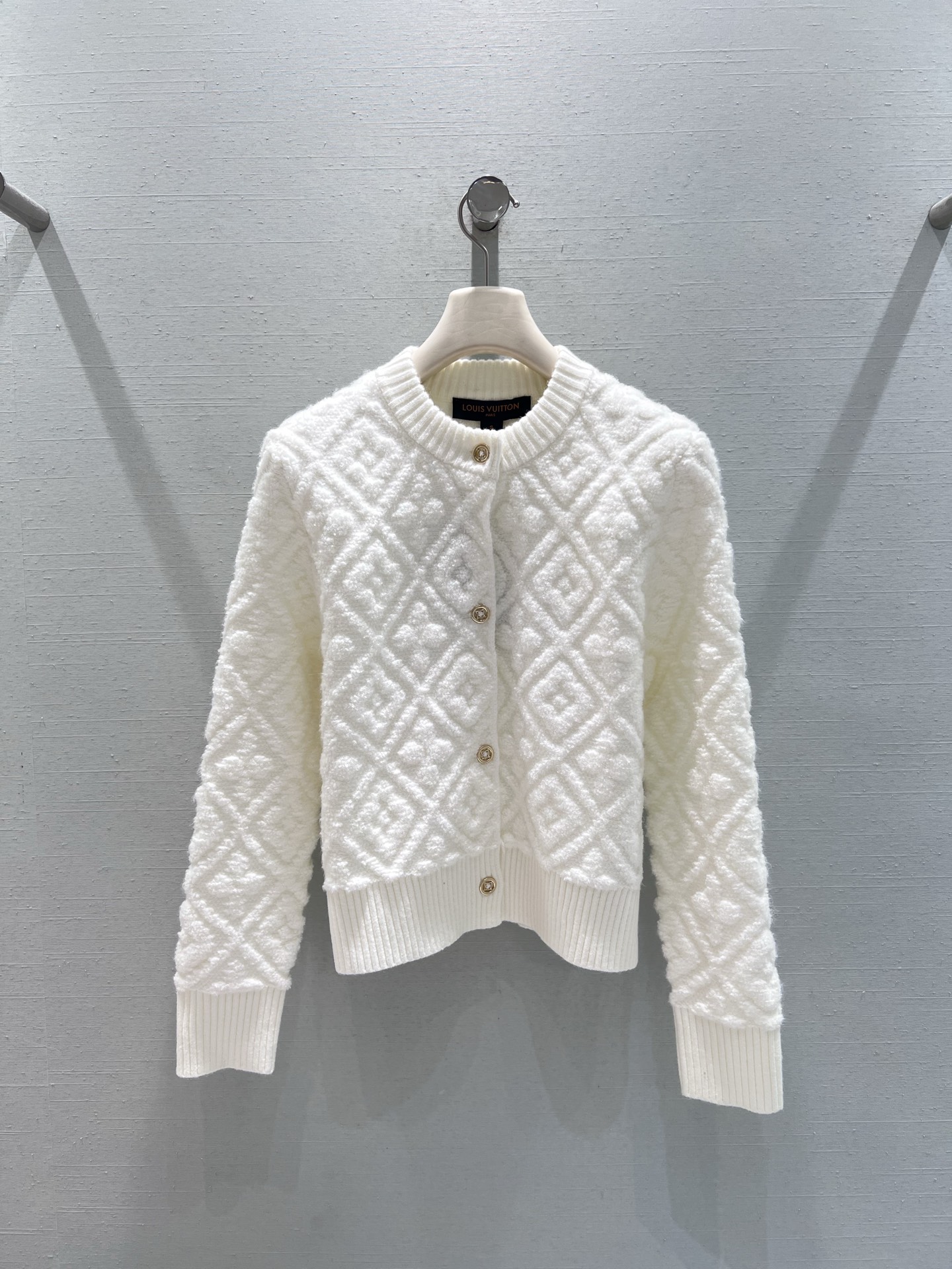 NO:565809,Support exchange Louis Vitt*on L*V new ski season series // Knitted cardigan It’s time to start your ski trip!  The latest new styles of cabinets for October!  !  Exclusive first release, using classic rhombus weave, golden buttons on the front, purchased and developed in 1:1YB, and the short design shows off the proportions!  sml real shot details, louis vuitton, alexander wang19860909支持换款louis vitt*on L*V滑雪季新品系列//针织开衫是时候开启滑雪之旅！柜柜10月最新新款！！独家首发 采用经典菱格编织,正面金色纽扣,1:1YB购入开发,短款设计超显比例！sml实拍细节图,,louis vuitton,alexander wang,Women's clothing