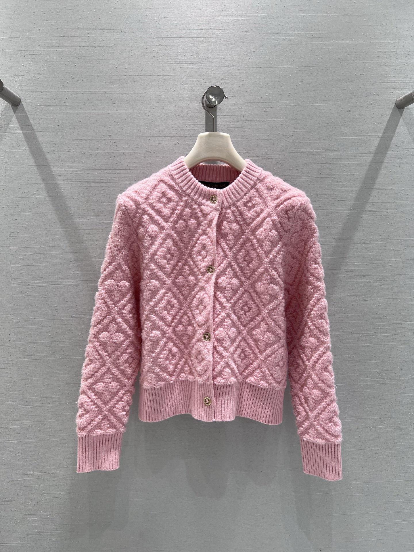 NO:565815,Support exchange Louis Vitt*on L*V new ski season series // Knitted cardigan It’s time to start your ski trip!  The latest new styles of cabinets for October!  !  Exclusive first release, using classic rhombus weave, golden buttons on the front, purchased and developed in 1:1YB, and the short design shows off the proportions!  sml real shot details, louis vuitton, alexander wang19860909支持换款louis vitt*on L*V滑雪季新品系列//针织开衫是时候开启滑雪之旅！柜柜10月最新新款！！独家首发 采用经典菱格编织,正面金色纽扣,1:1YB购入开发,短款设计超显比例！sml实拍细节图,,louis vuitton,alexander wang,Women's clothing